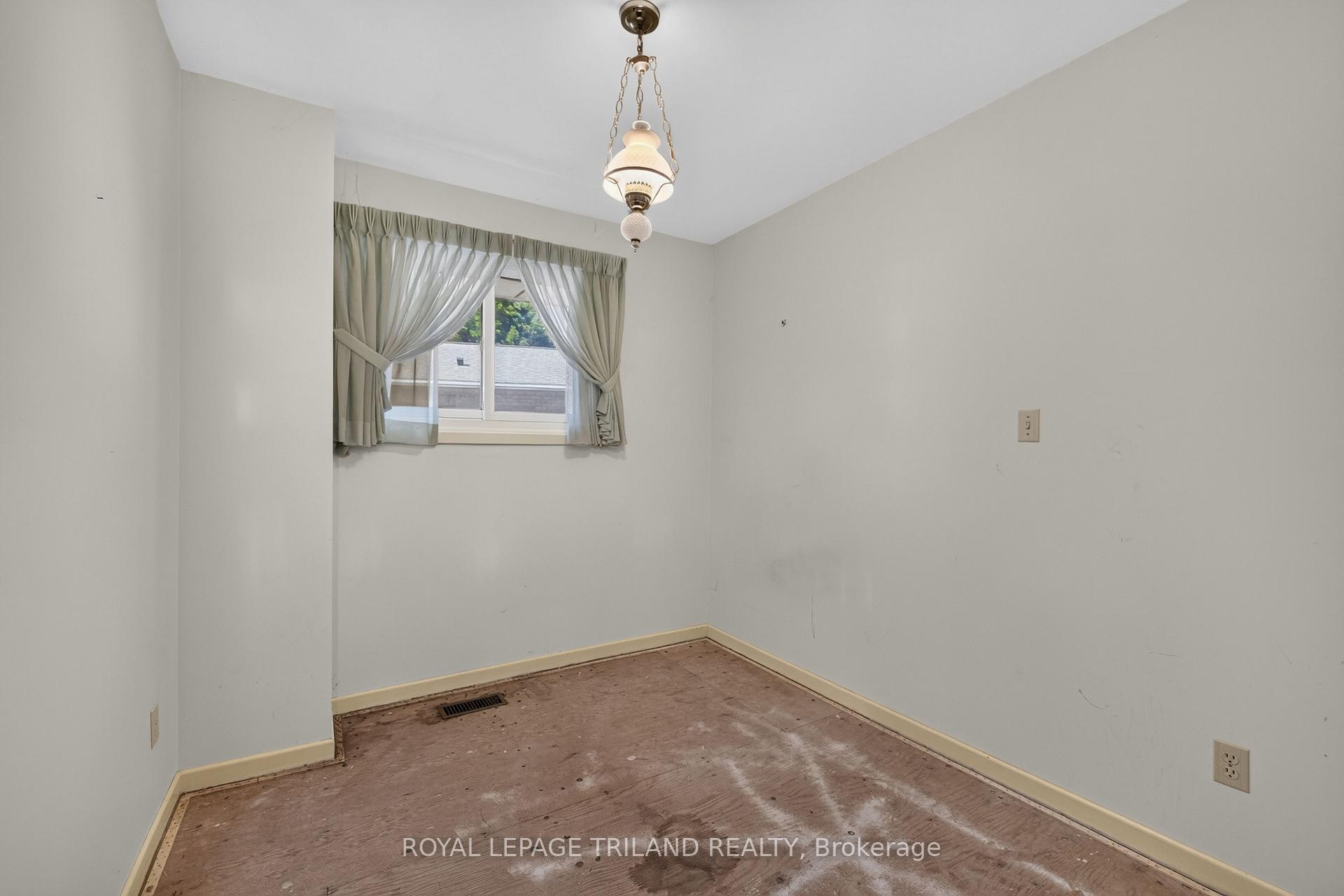 Photo 16 of 15 Carmen Crescent, London, North H — HOMEH