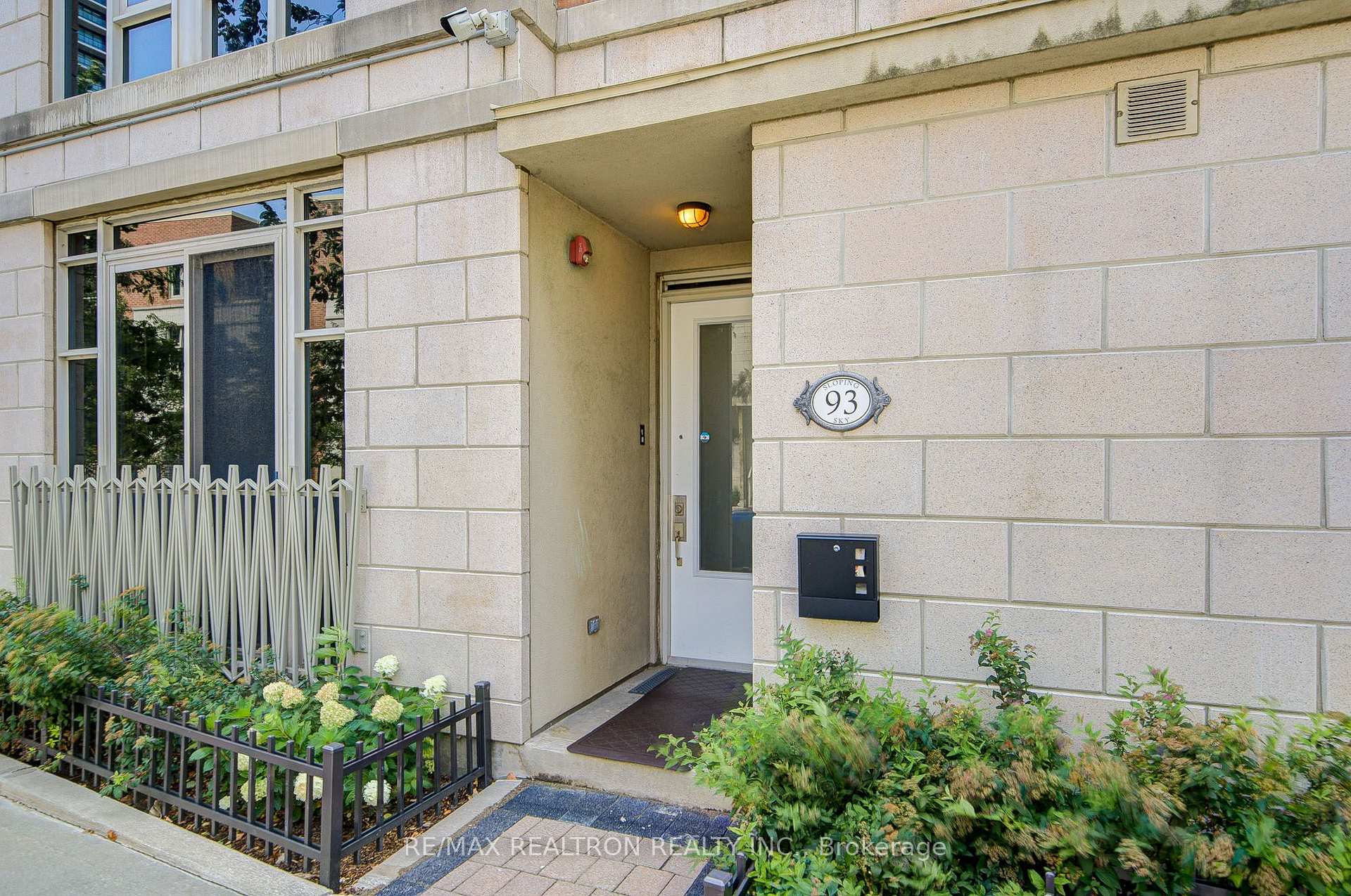Photo 2 of Unit TH 1, 93 Sloping Sky Mews, Toronto, Niagara — HOMEH