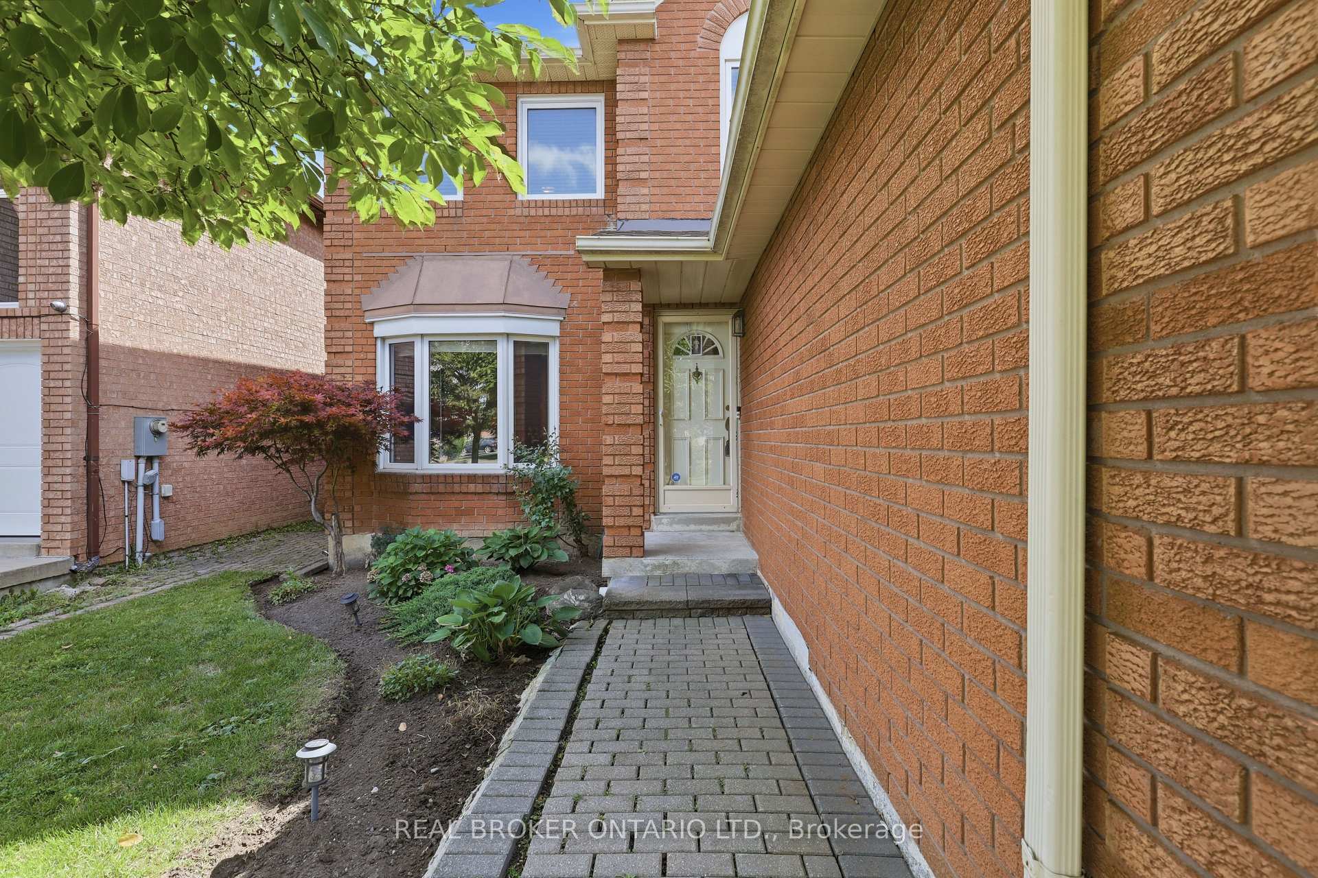 Photo 5 of 72 Appleton Trail, Brampton, Fletcher's Creek South — HOMEH