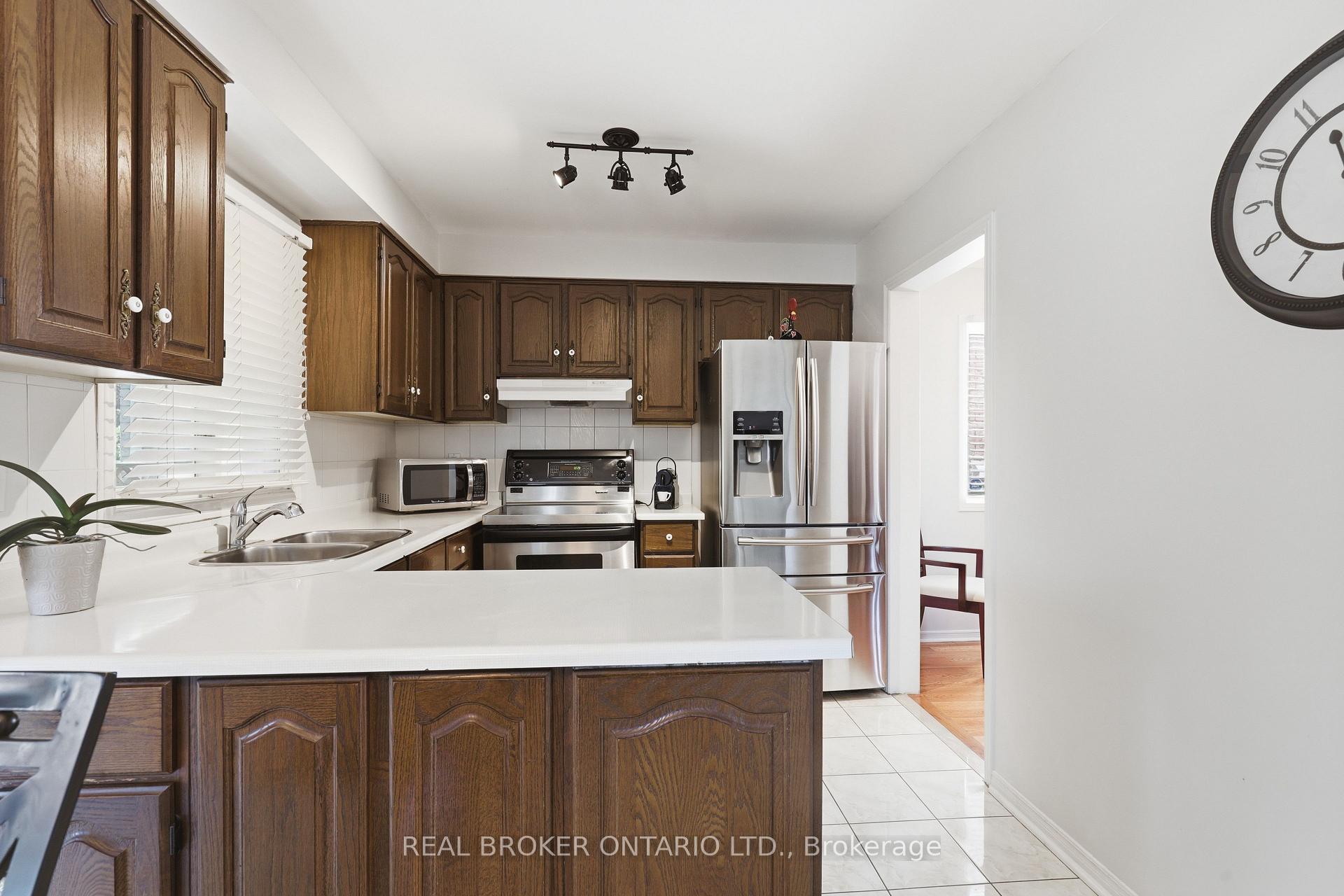 Photo 10 of 72 Appleton Trail, Brampton, Fletcher's Creek South — HOMEH