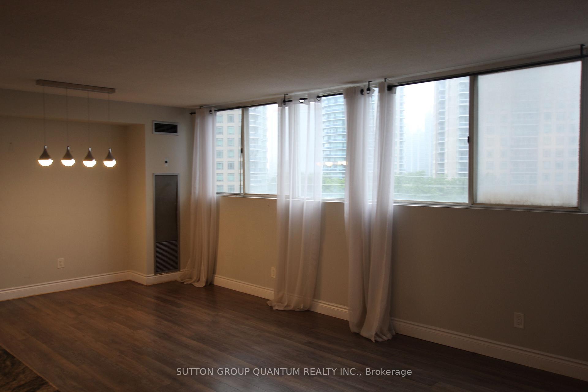 Photo 6 of Unit 808, 3700 Kaneff Crescent, Mississauga, Mississauga Valleys — HOMEH