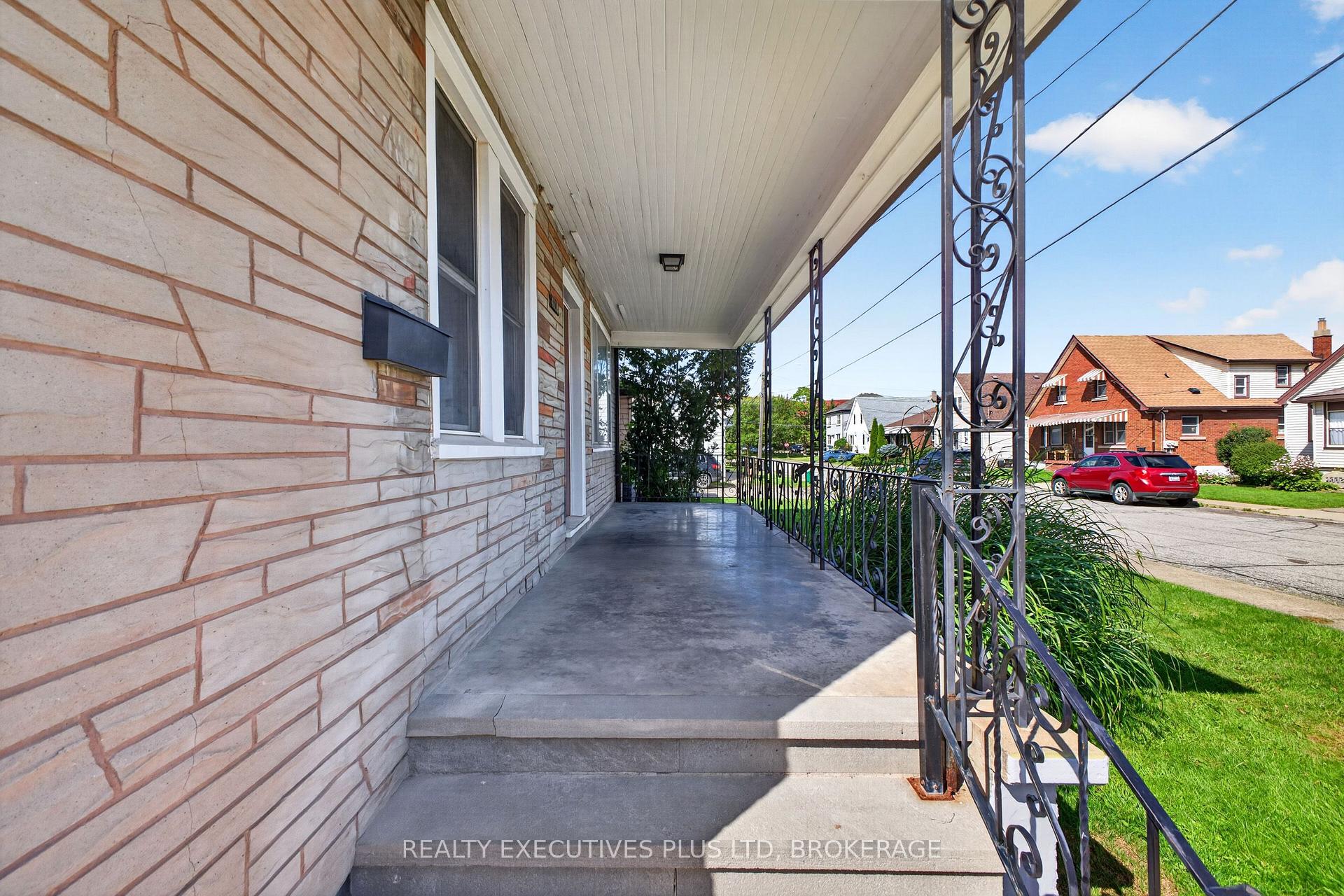 Photo 3 of 4119 Dyson Avenue, Niagara Falls, Downtown — HOMEH