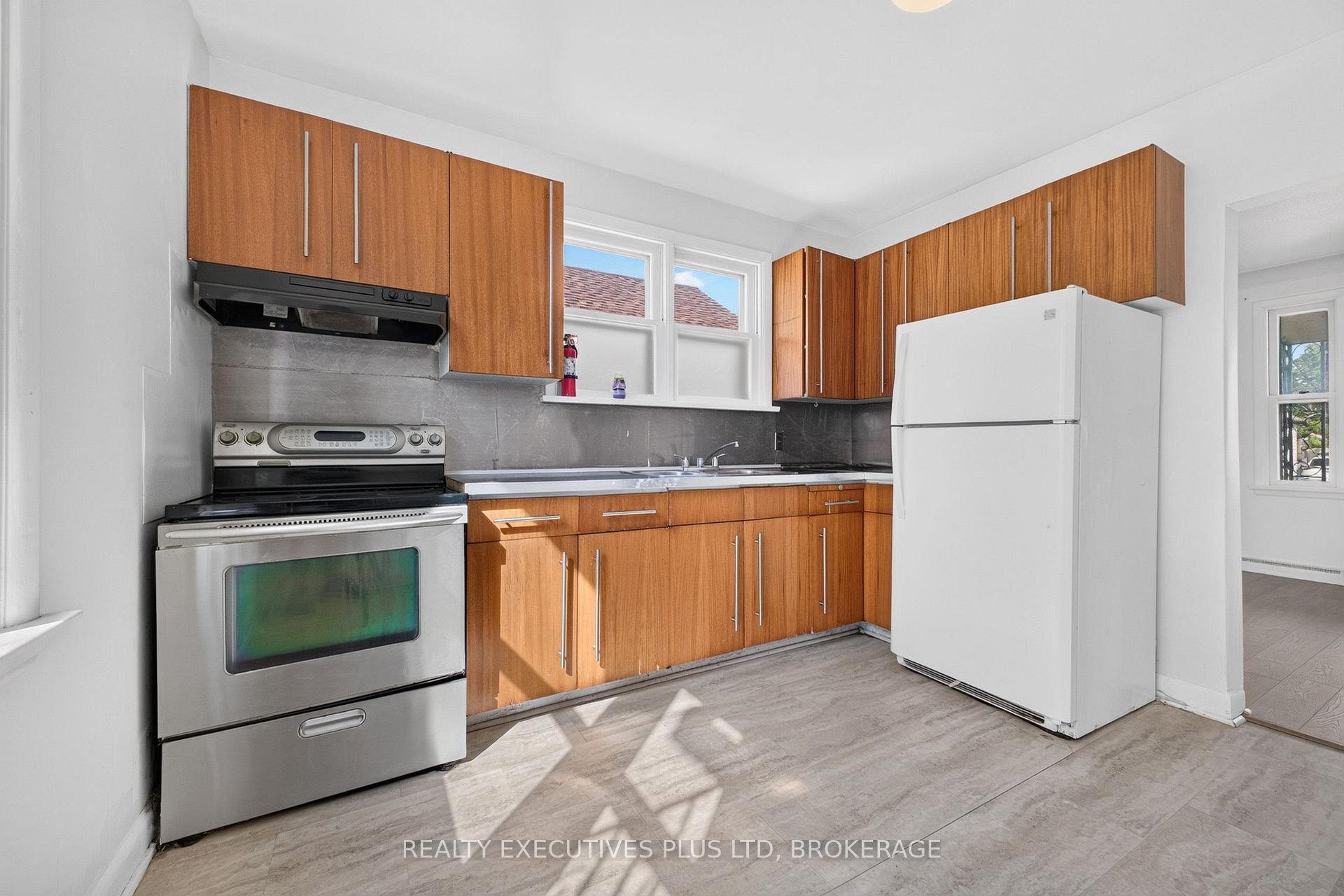 Photo 17 of 4119 Dyson Avenue, Niagara Falls, Downtown — HOMEH