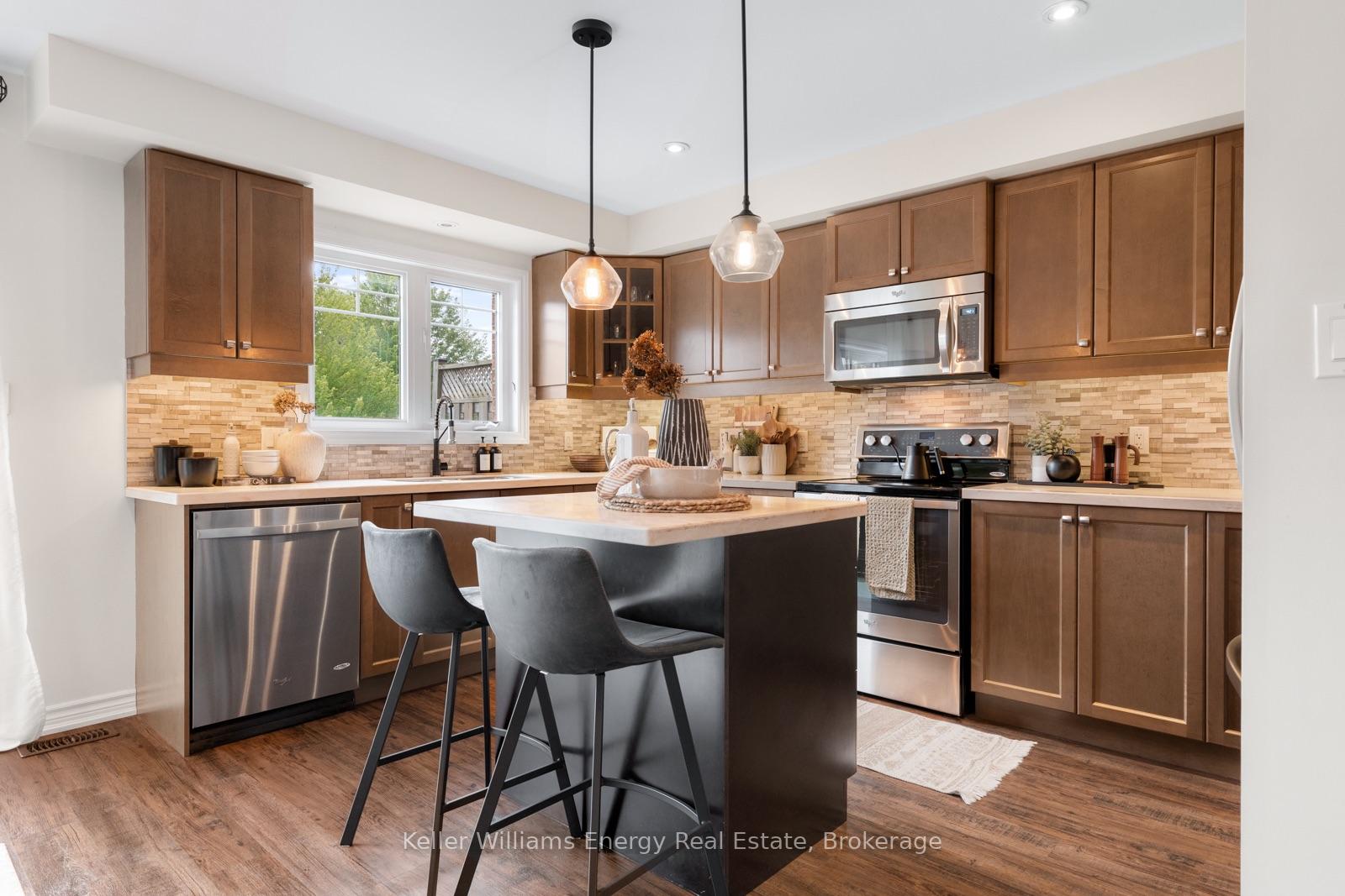 Photo 11 of 16 Streathern Way, Clarington, Bowmanville — HOMEH