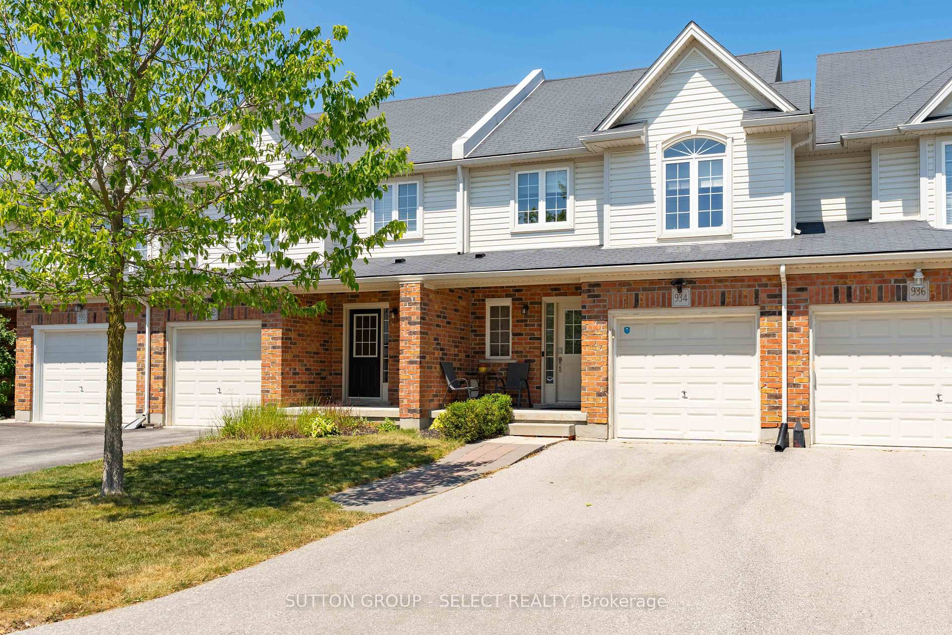 Photo 2 of 934 Silverfox Crescent, London, North S — HOMEH