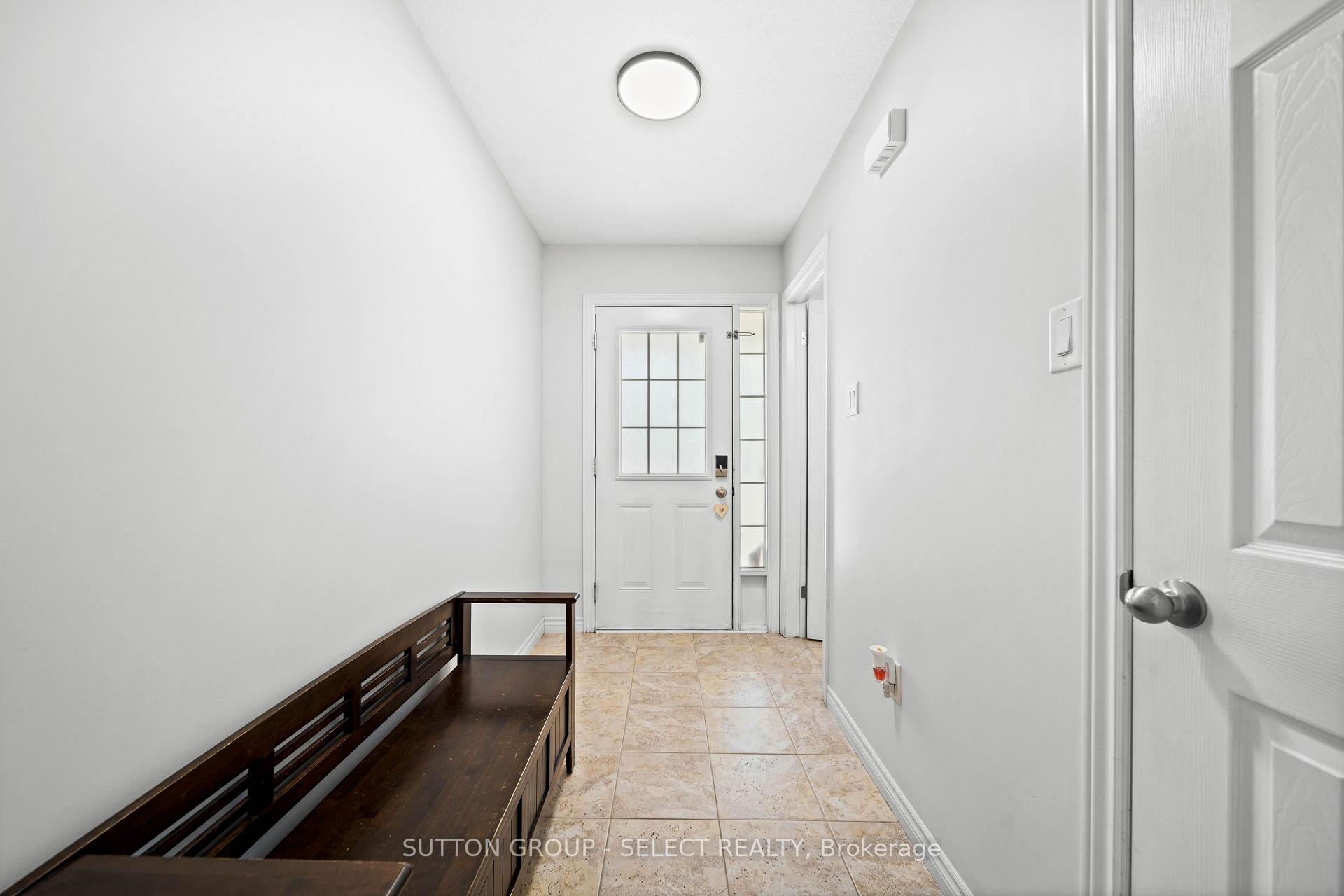Photo 3 of 934 Silverfox Crescent, London, North S — HOMEH