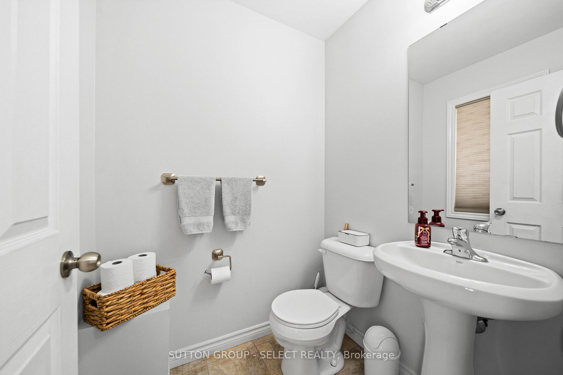 Photo 4 of 934 Silverfox Crescent, London, North S — HOMEH