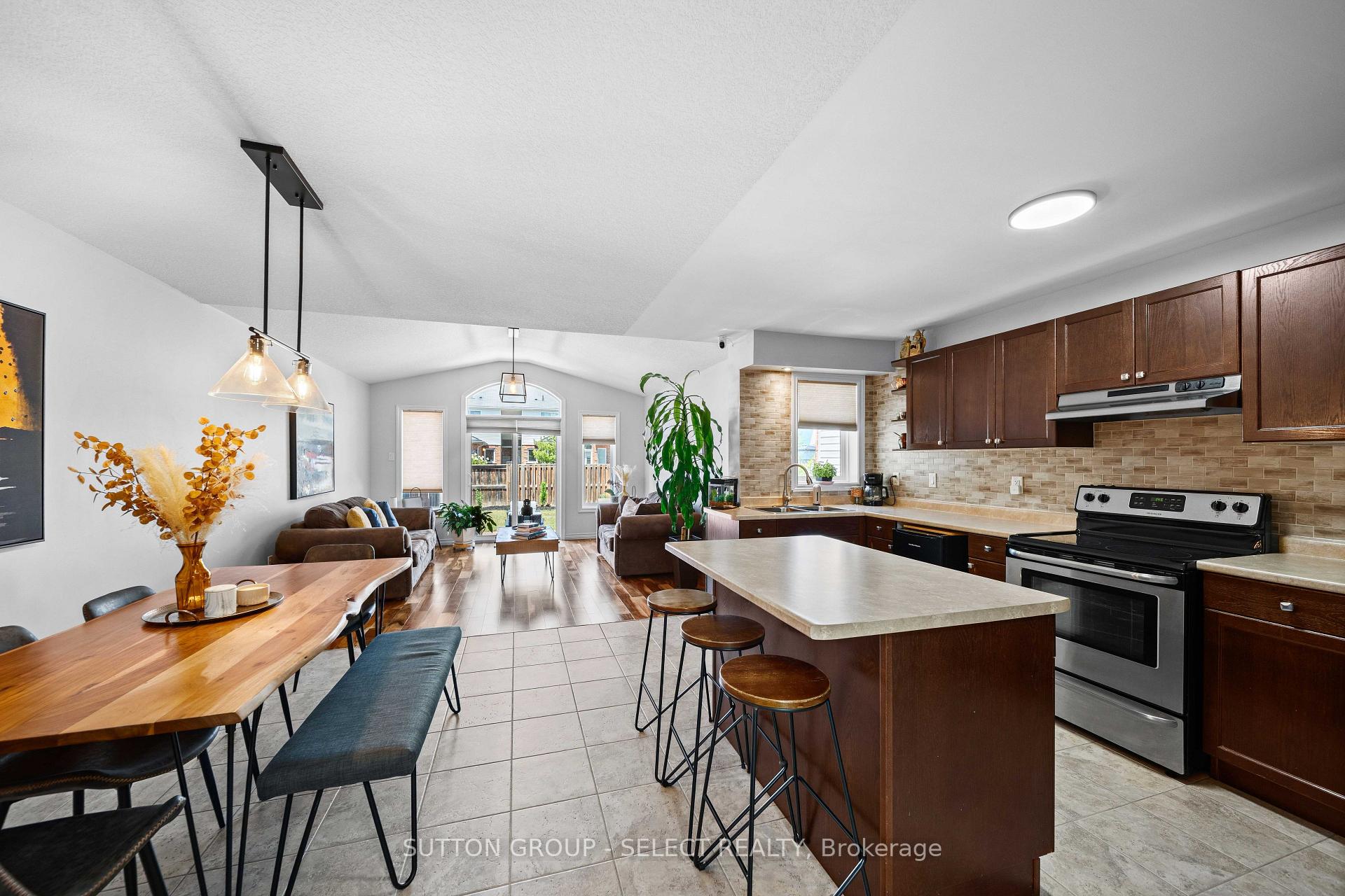 Photo 5 of 934 Silverfox Crescent, London, North S — HOMEH