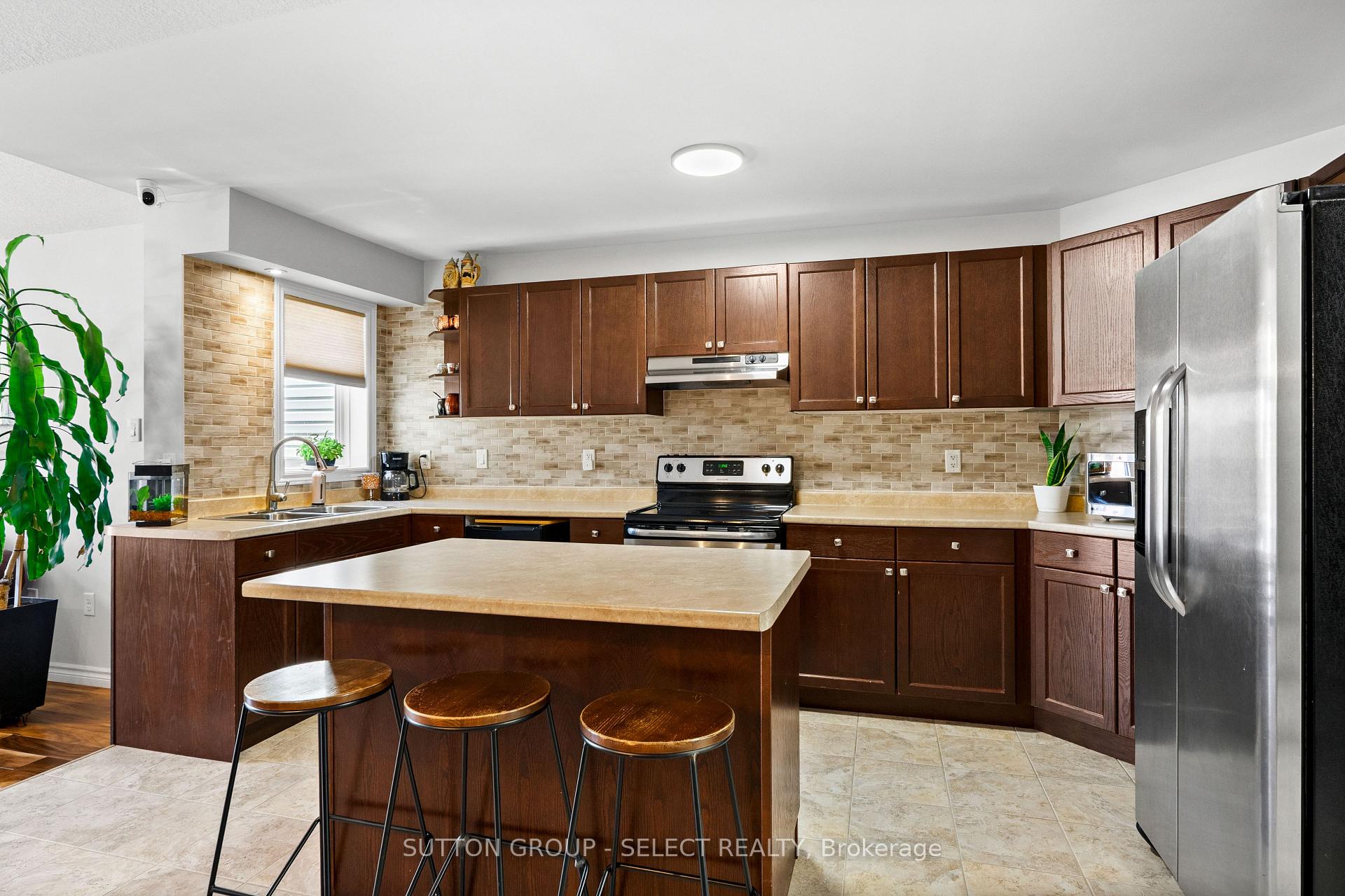 Photo 6 of 934 Silverfox Crescent, London, North S — HOMEH