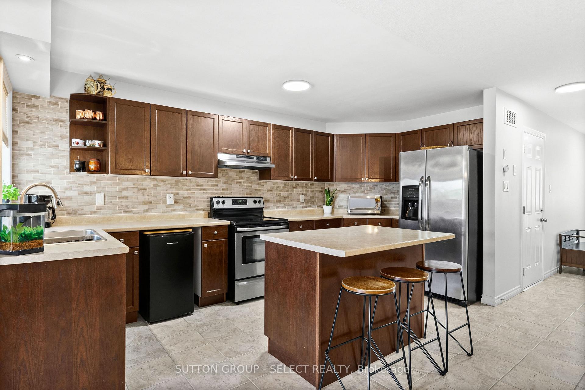 Photo 7 of 934 Silverfox Crescent, London, North S — HOMEH