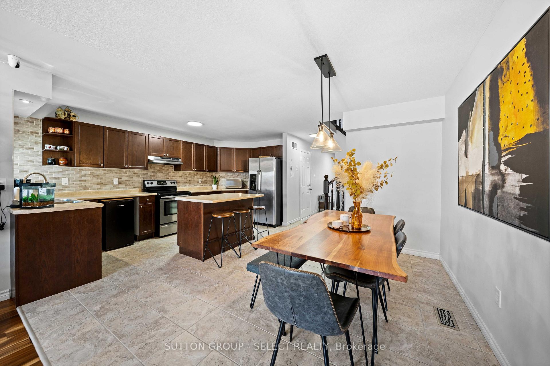 Photo 8 of 934 Silverfox Crescent, London, North S — HOMEH