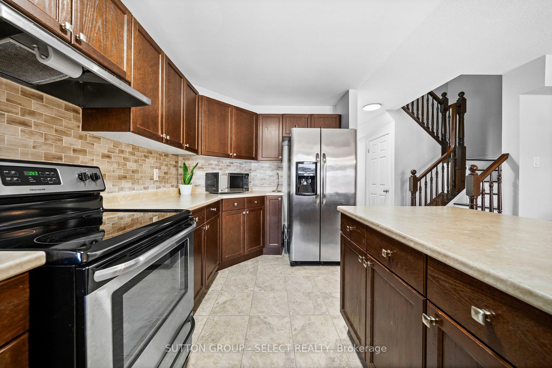 Photo 9 of 934 Silverfox Crescent, London, North S — HOMEH