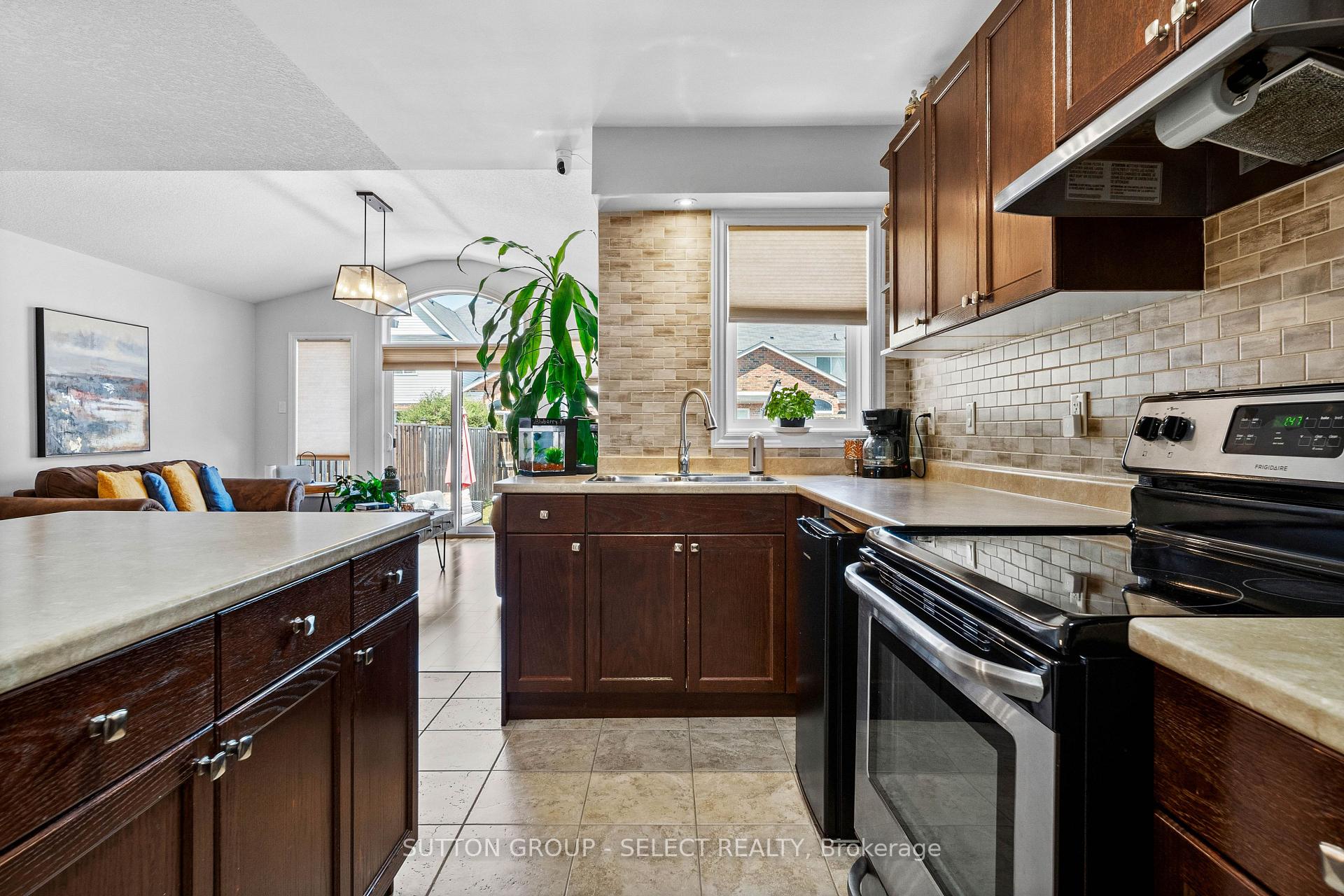 Photo 10 of 934 Silverfox Crescent, London, North S — HOMEH