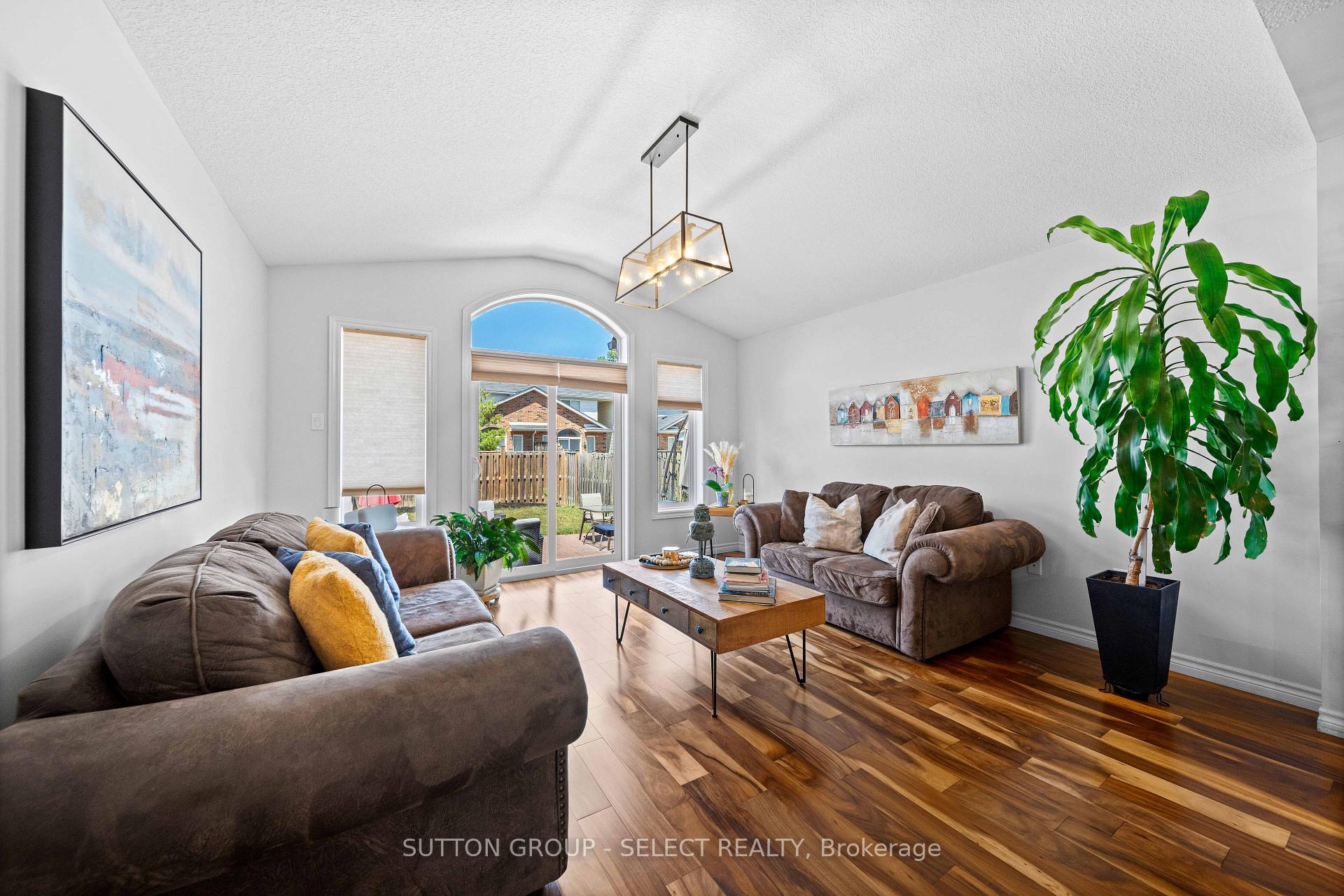 Photo 13 of 934 Silverfox Crescent, London, North S — HOMEH