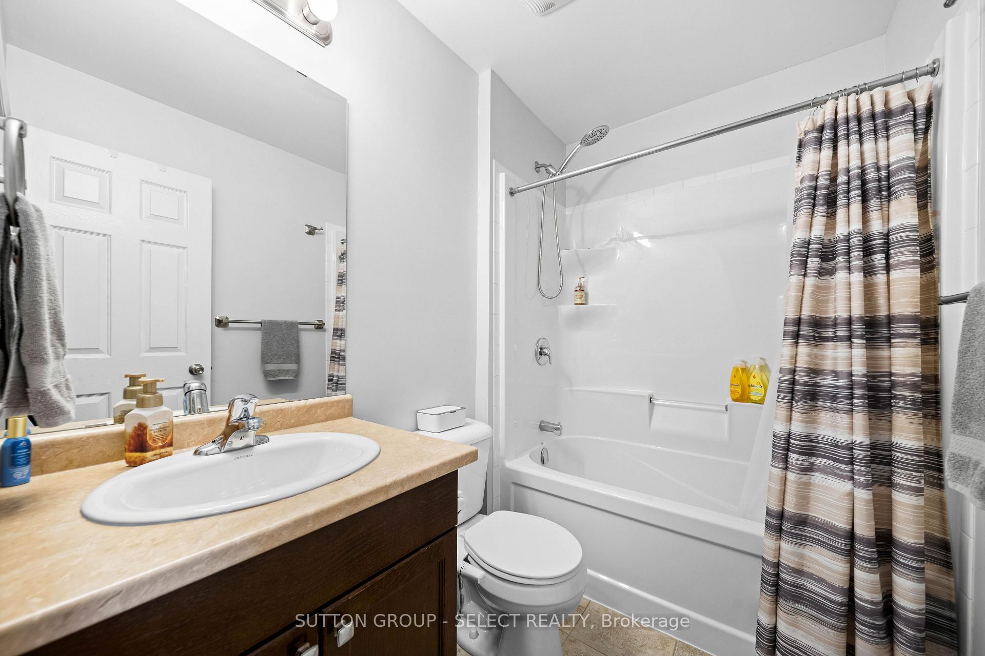 Photo 21 of 934 Silverfox Crescent, London, North S — HOMEH