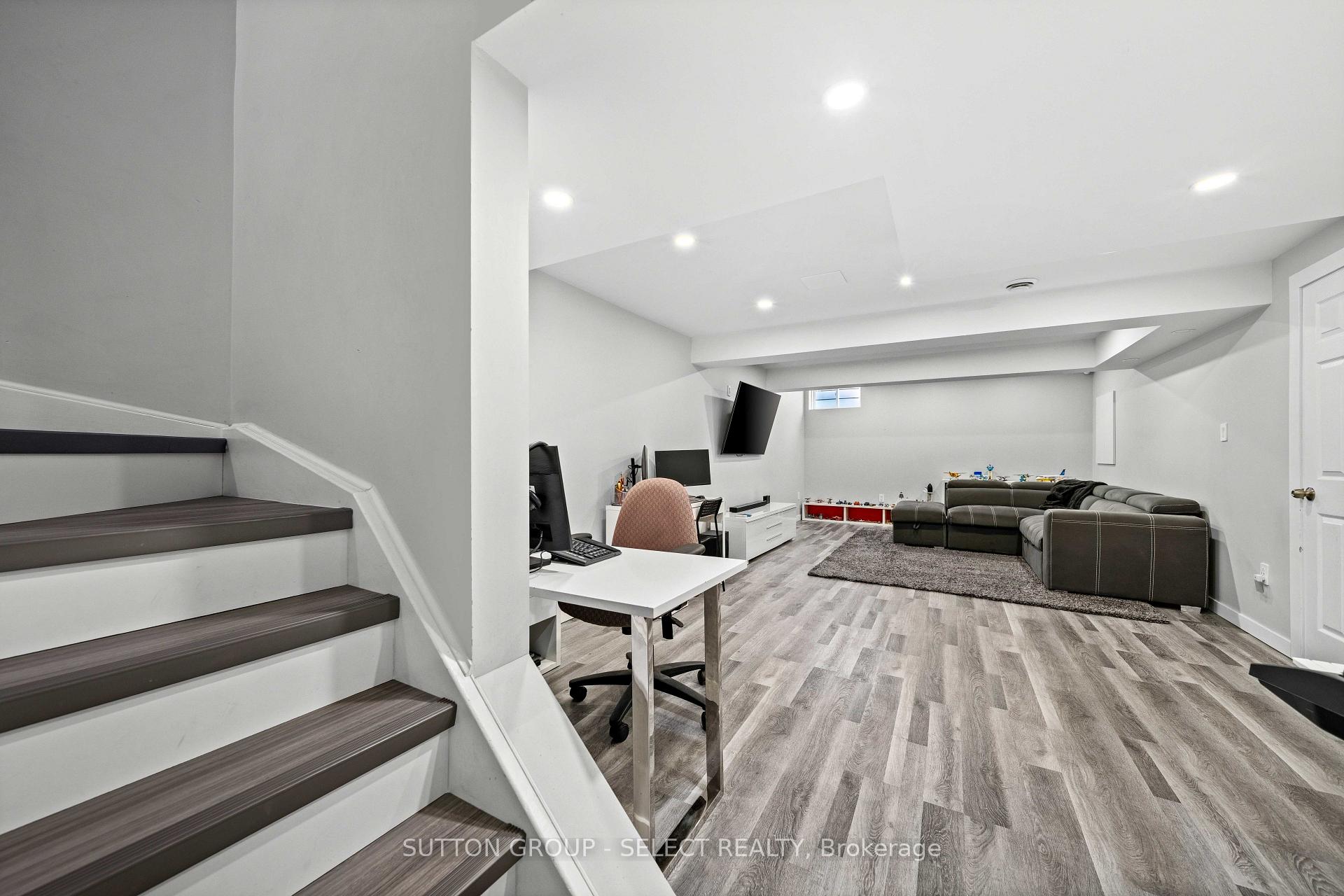 Photo 27 of 934 Silverfox Crescent, London, North S — HOMEH