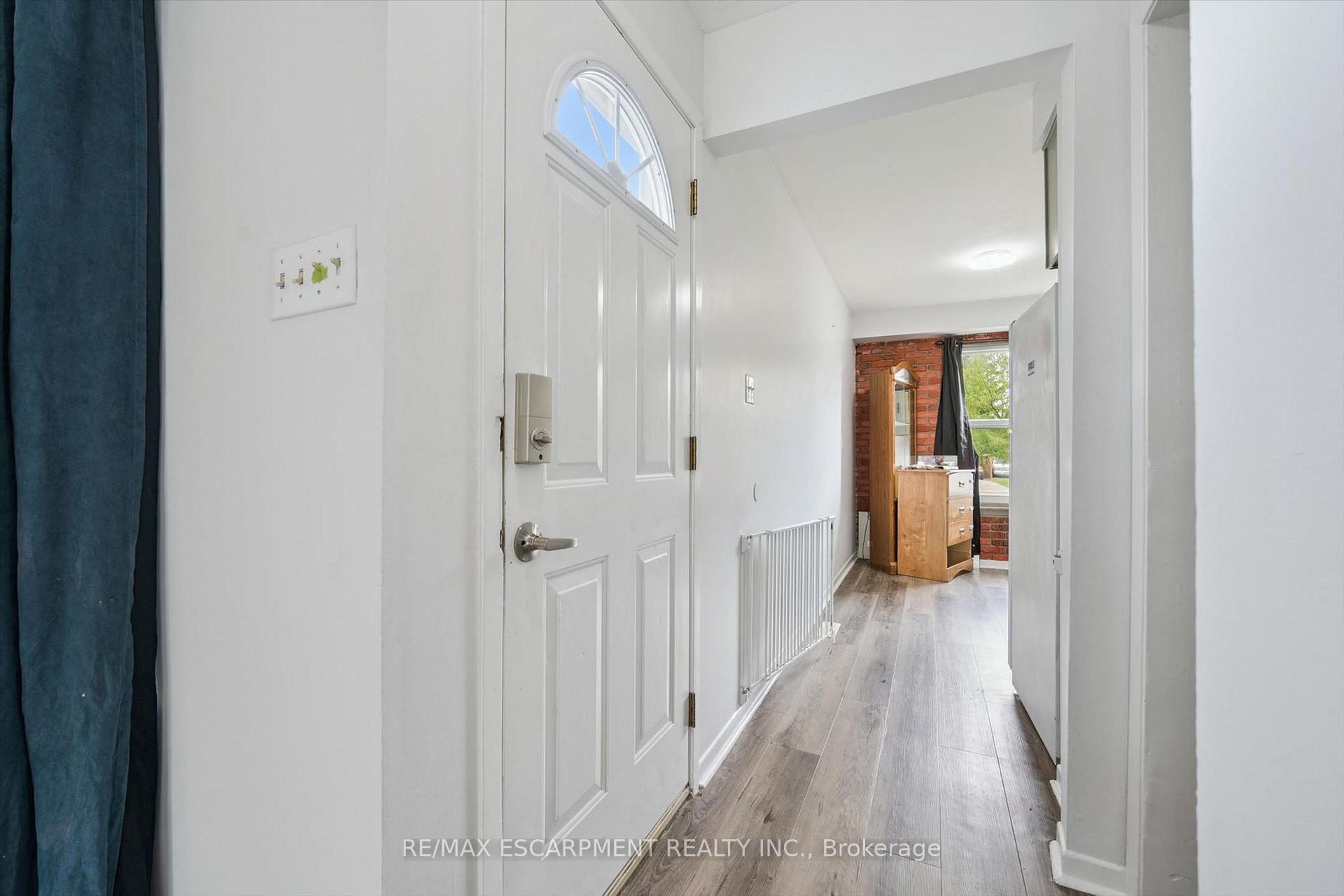 Photo 4 of 66 Banbury Road, Brantford, Lynden Hills — HOMEH