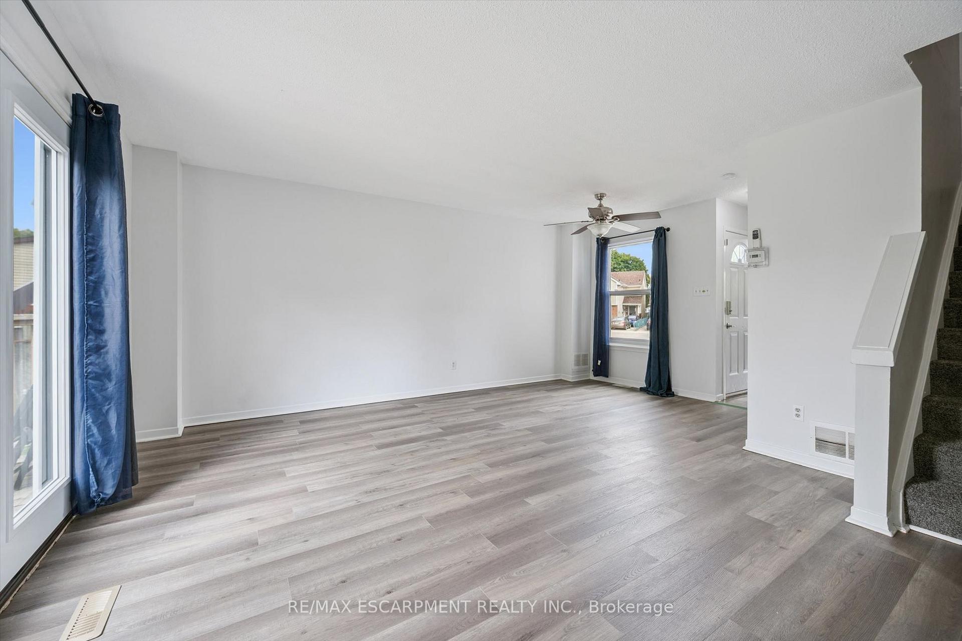 Photo 8 of 66 Banbury Road, Brantford, Lynden Hills — HOMEH