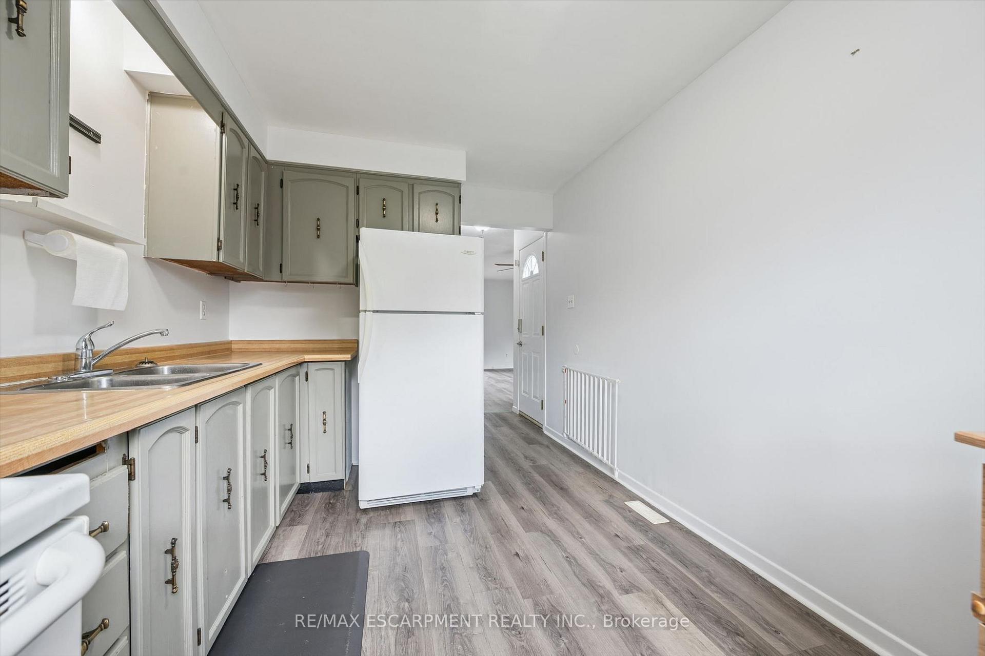 Photo 11 of 66 Banbury Road, Brantford, Lynden Hills — HOMEH