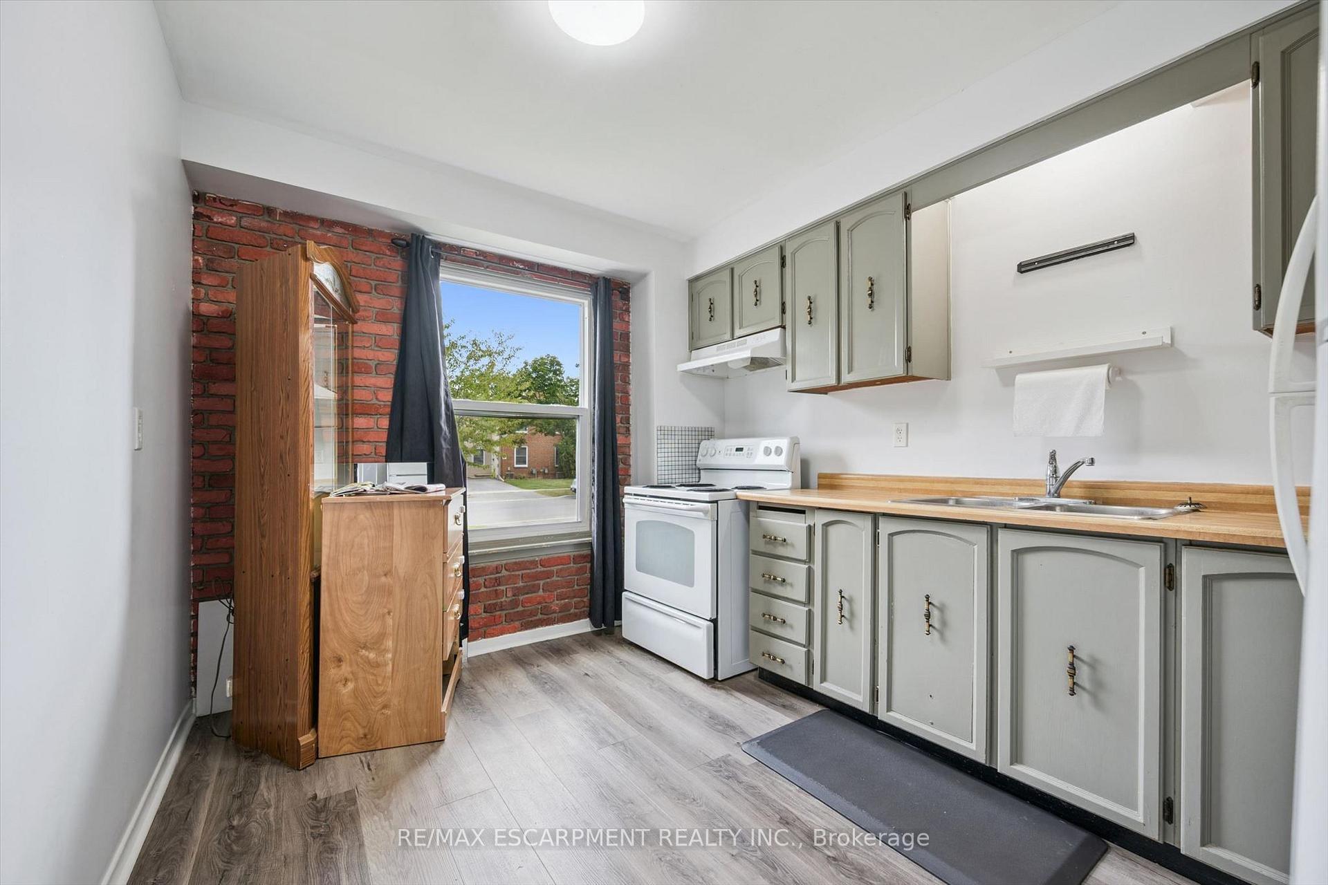 Photo 14 of 66 Banbury Road, Brantford, Lynden Hills — HOMEH