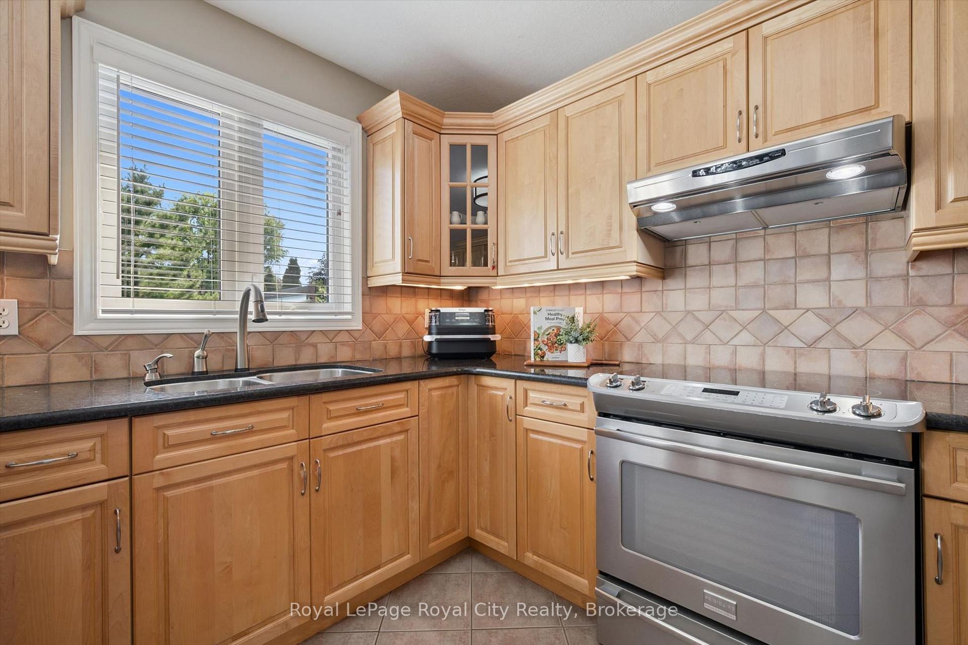 Photo 18 of 32 Pine Ridge Drive, Guelph, Pineridge/Westminster Woods — HOMEH