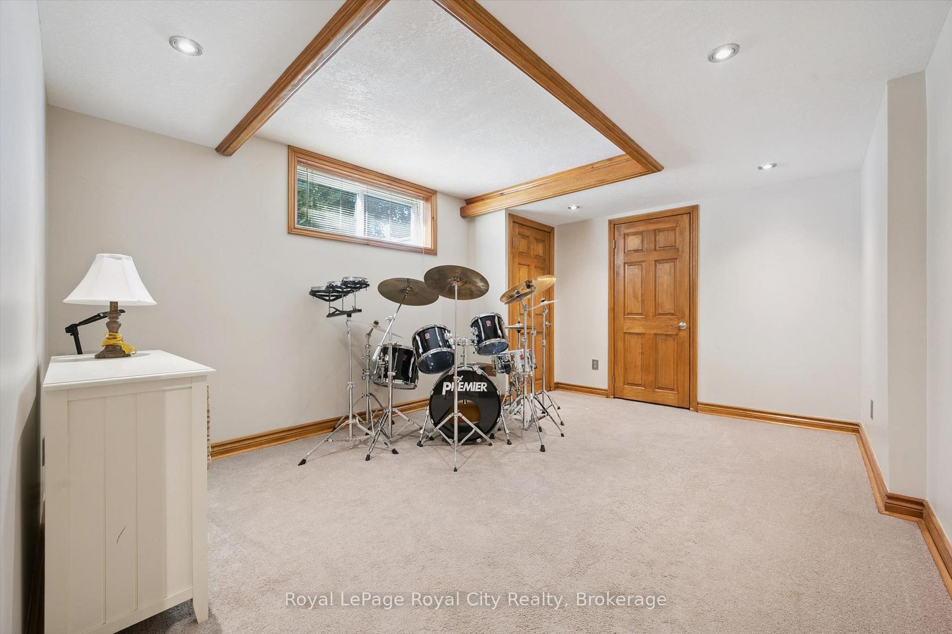 Photo 31 of 32 Pine Ridge Drive, Guelph, Pineridge/Westminster Woods — HOMEH