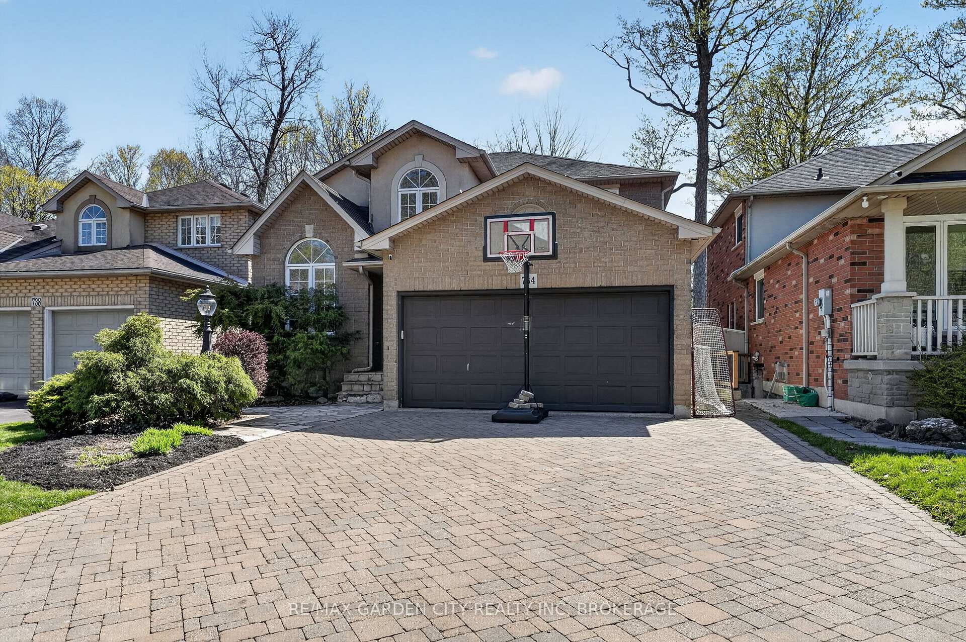 Photo 3 of 734 Brigadoon Drive, Hamilton, Gourley — HOMEH