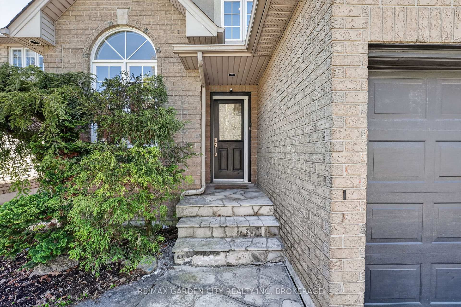 Photo 5 of 734 Brigadoon Drive, Hamilton, Gourley — HOMEH