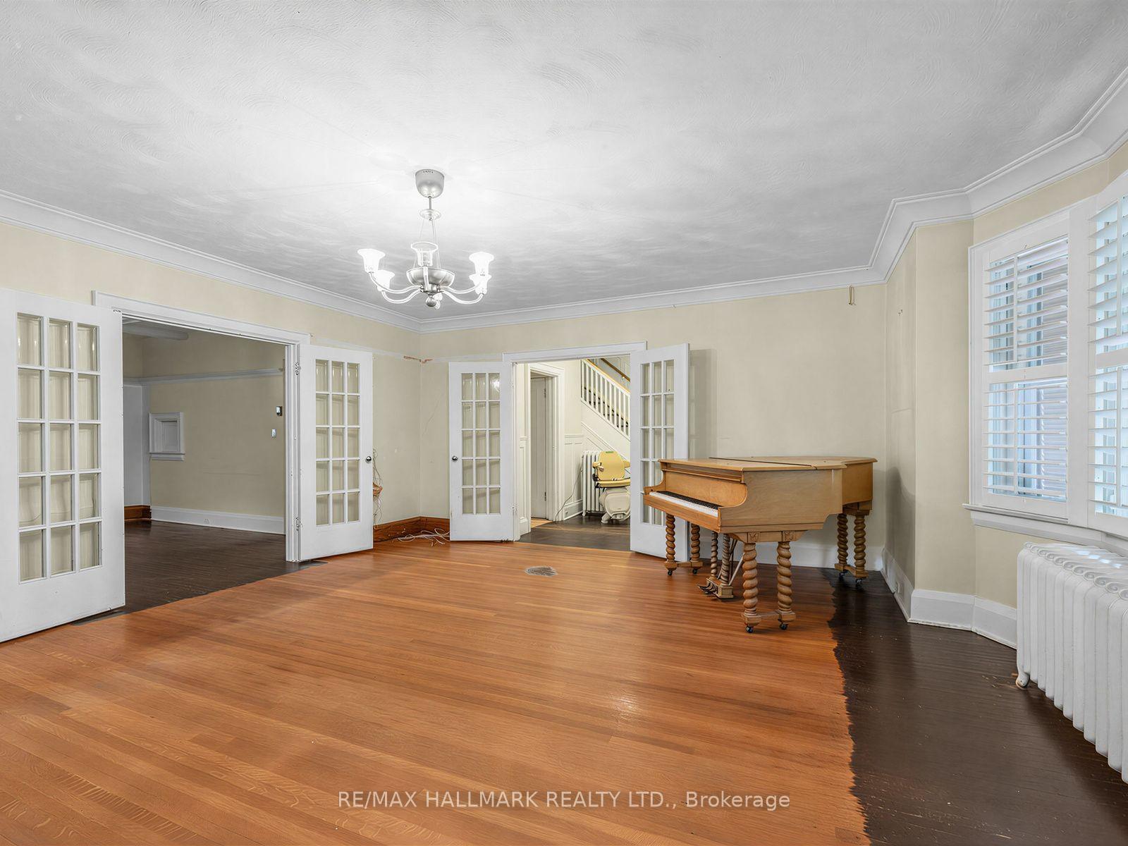 Photo 9 of 7 Humberview Crescent, North York, Weston — HOMEH
