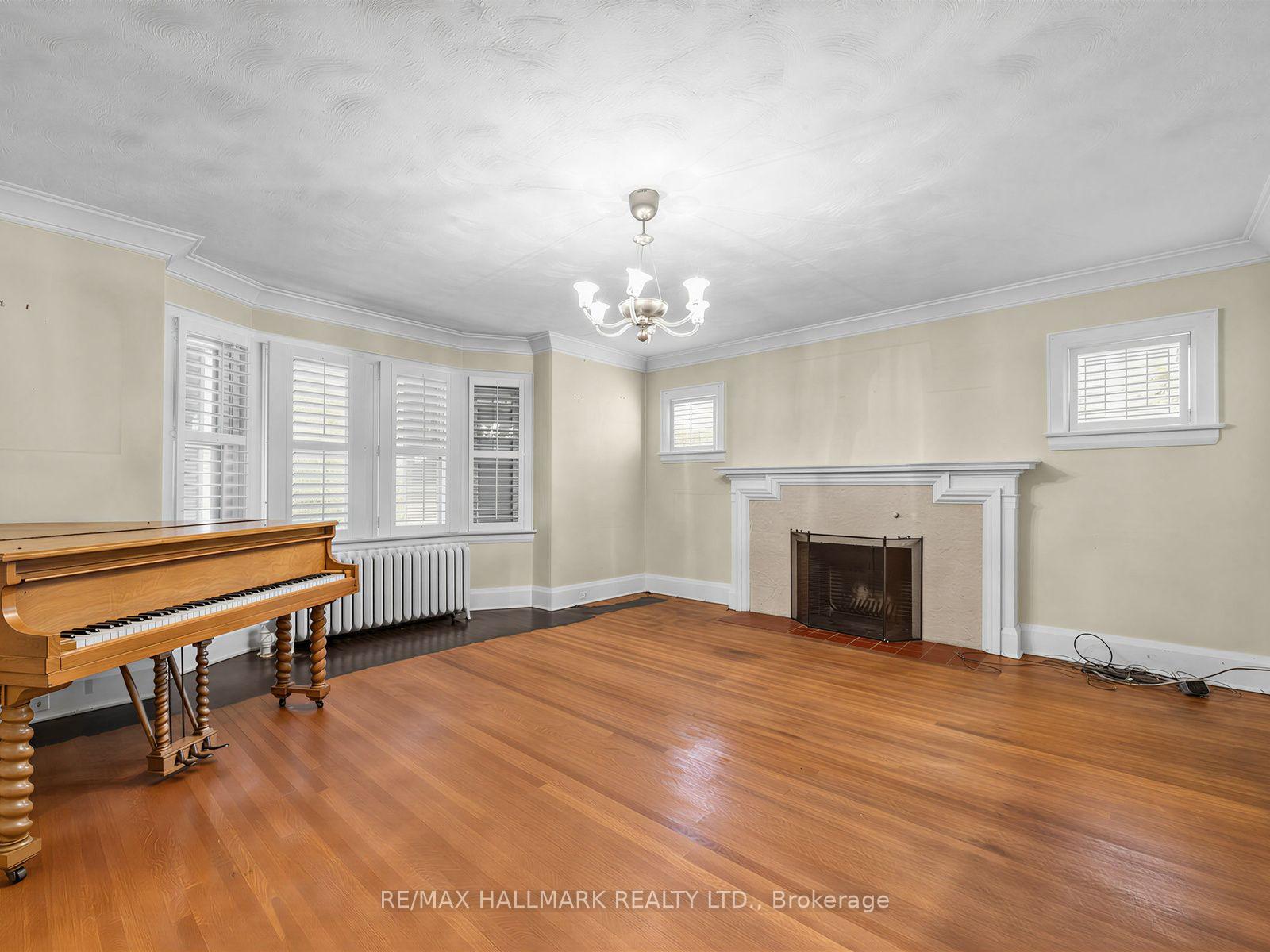 Photo 10 of 7 Humberview Crescent, North York, Weston — HOMEH