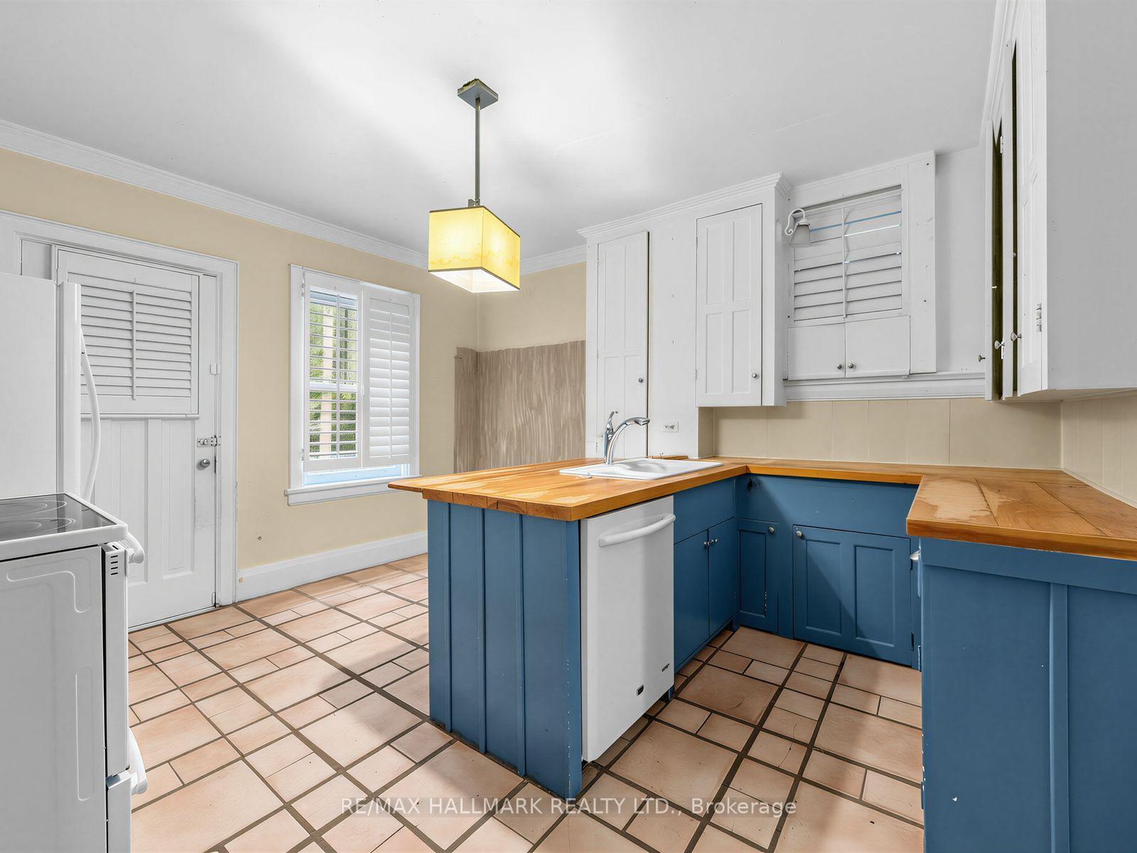 Photo 13 of 7 Humberview Crescent, North York, Weston — HOMEH