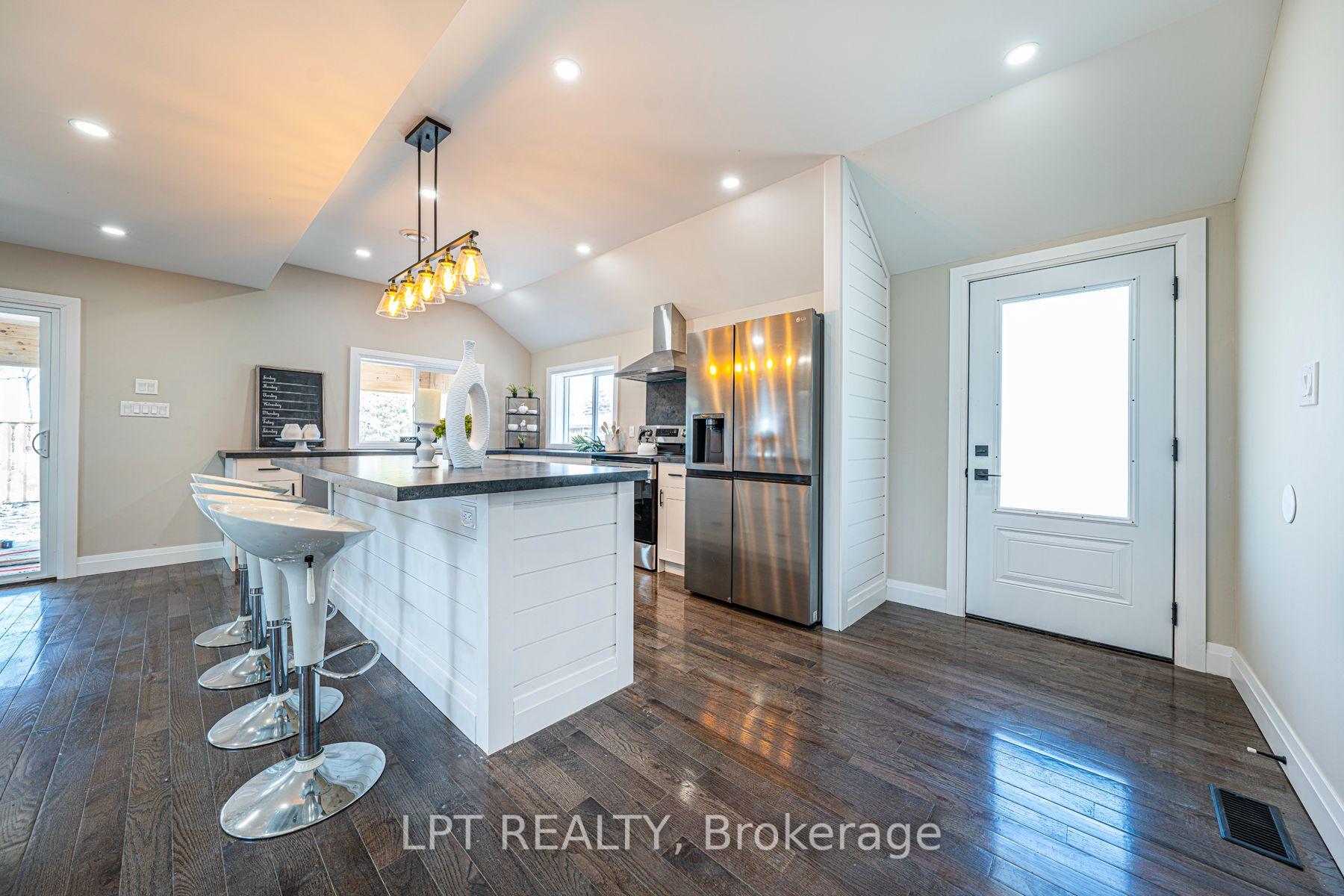 Photo 10 of 549 Lake Drive E, Georgina, Historic Lakeshore Communities — HOMEH
