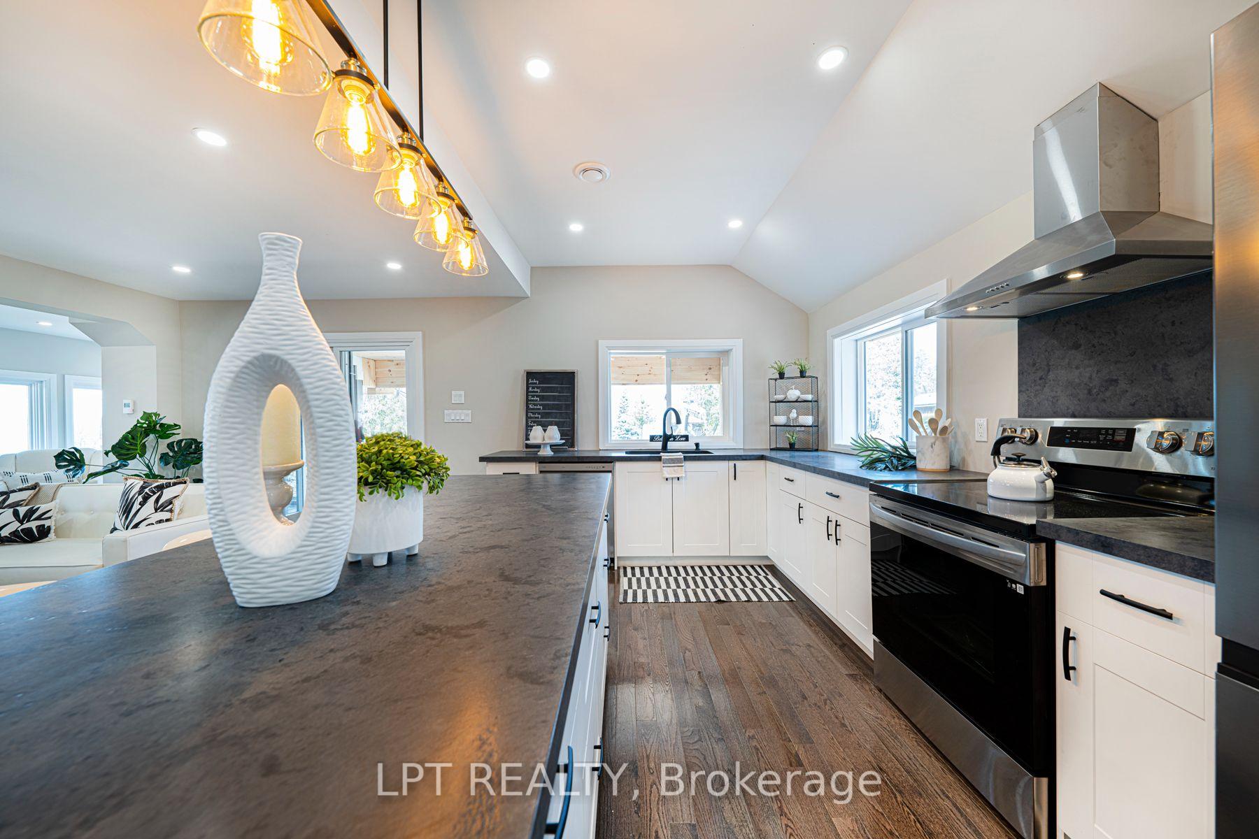Photo 12 of 549 Lake Drive E, Georgina, Historic Lakeshore Communities — HOMEH