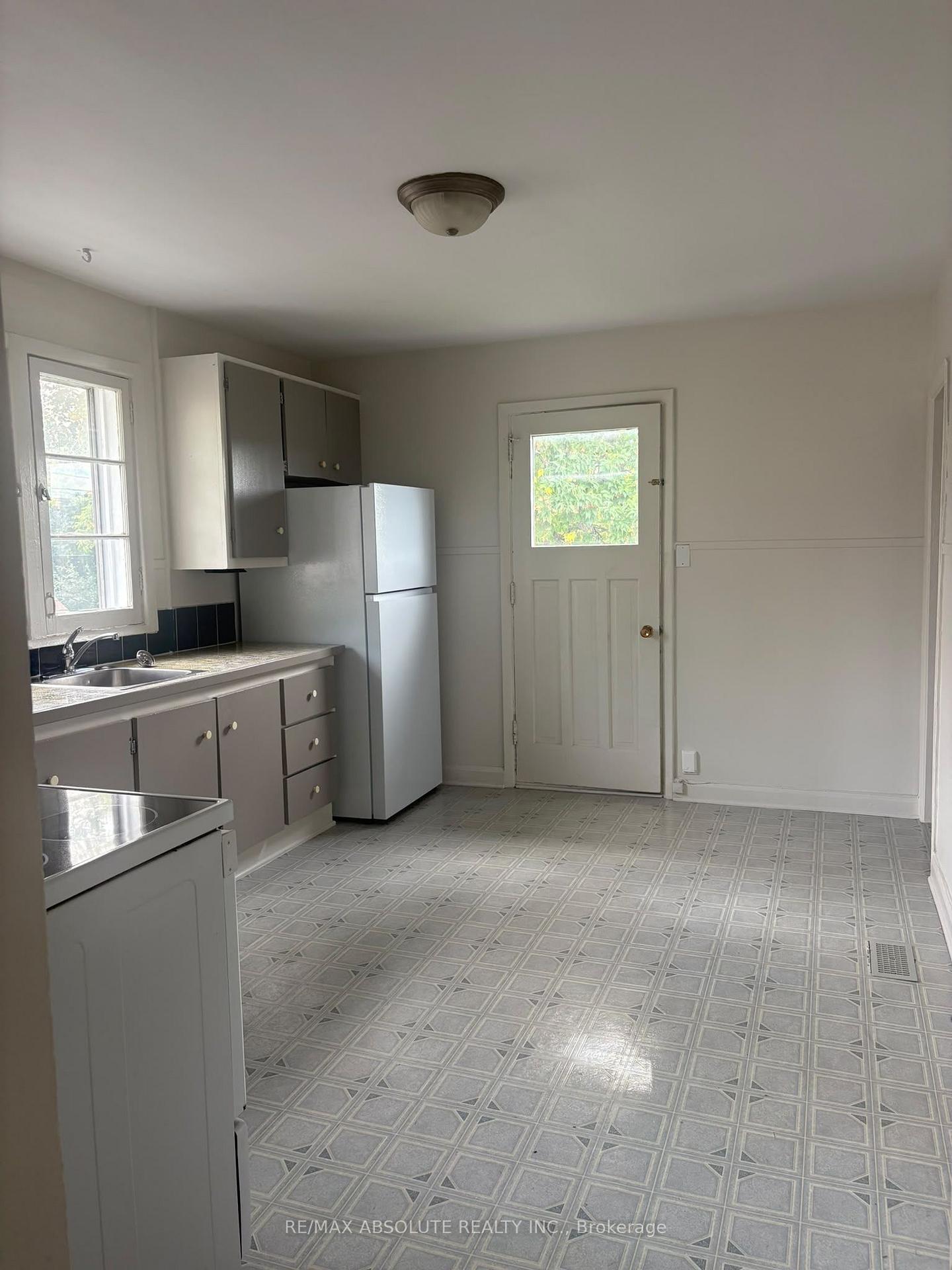 Photo 10 of Unit 2, 4 Holland Avenue, Ottawa, Ottawa West — HOMEH