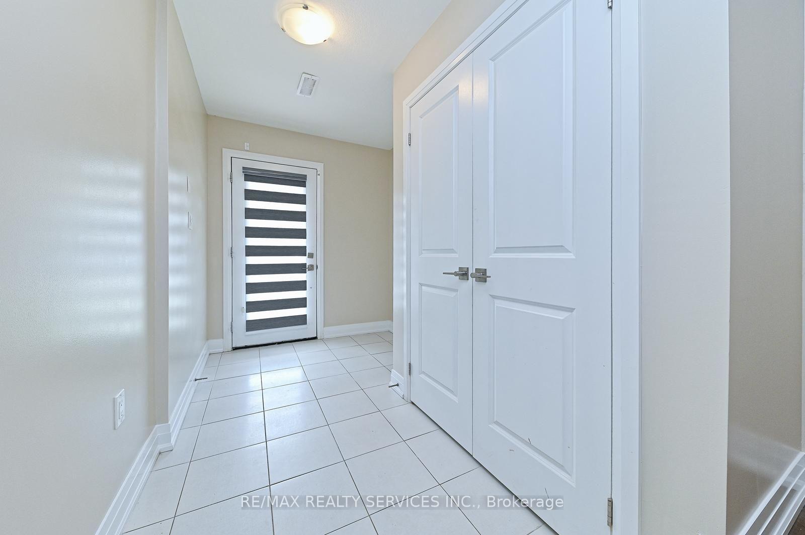 Photo 4 of 52 Humberstone Drive, Halton Hills, Georgetown — HOMEH