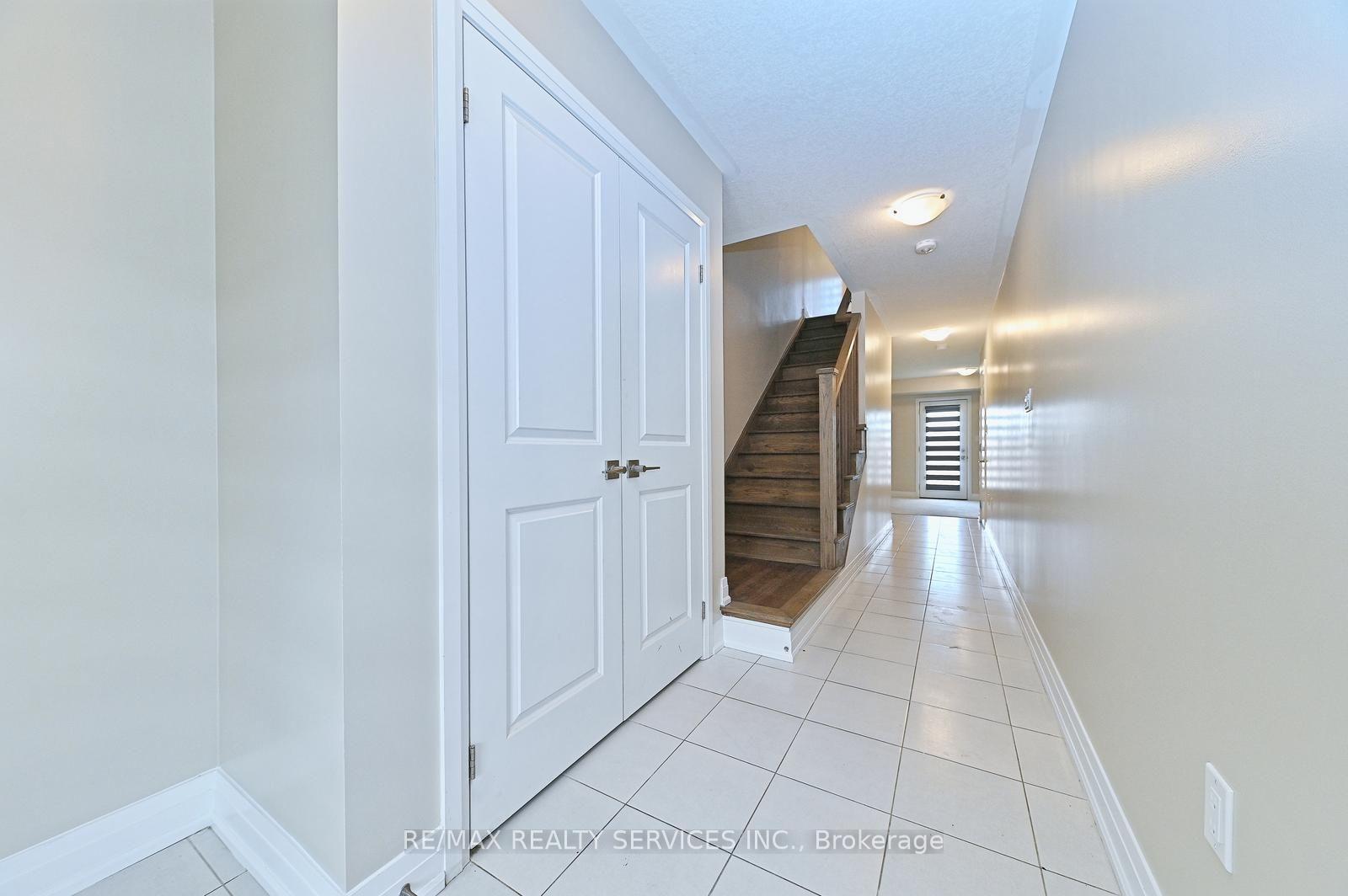 Photo 5 of 52 Humberstone Drive, Halton Hills, Georgetown — HOMEH