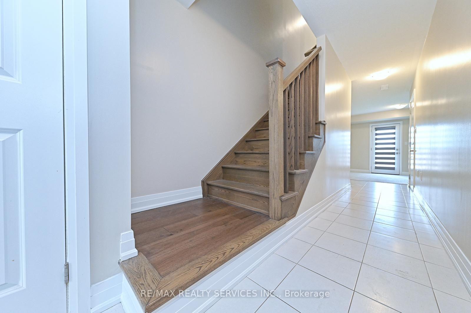 Photo 9 of 52 Humberstone Drive, Halton Hills, Georgetown — HOMEH