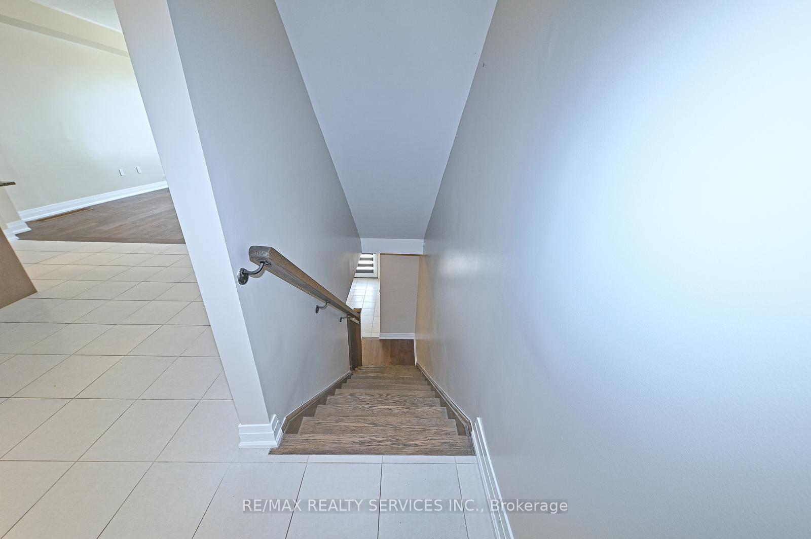 Photo 10 of 52 Humberstone Drive, Halton Hills, Georgetown — HOMEH