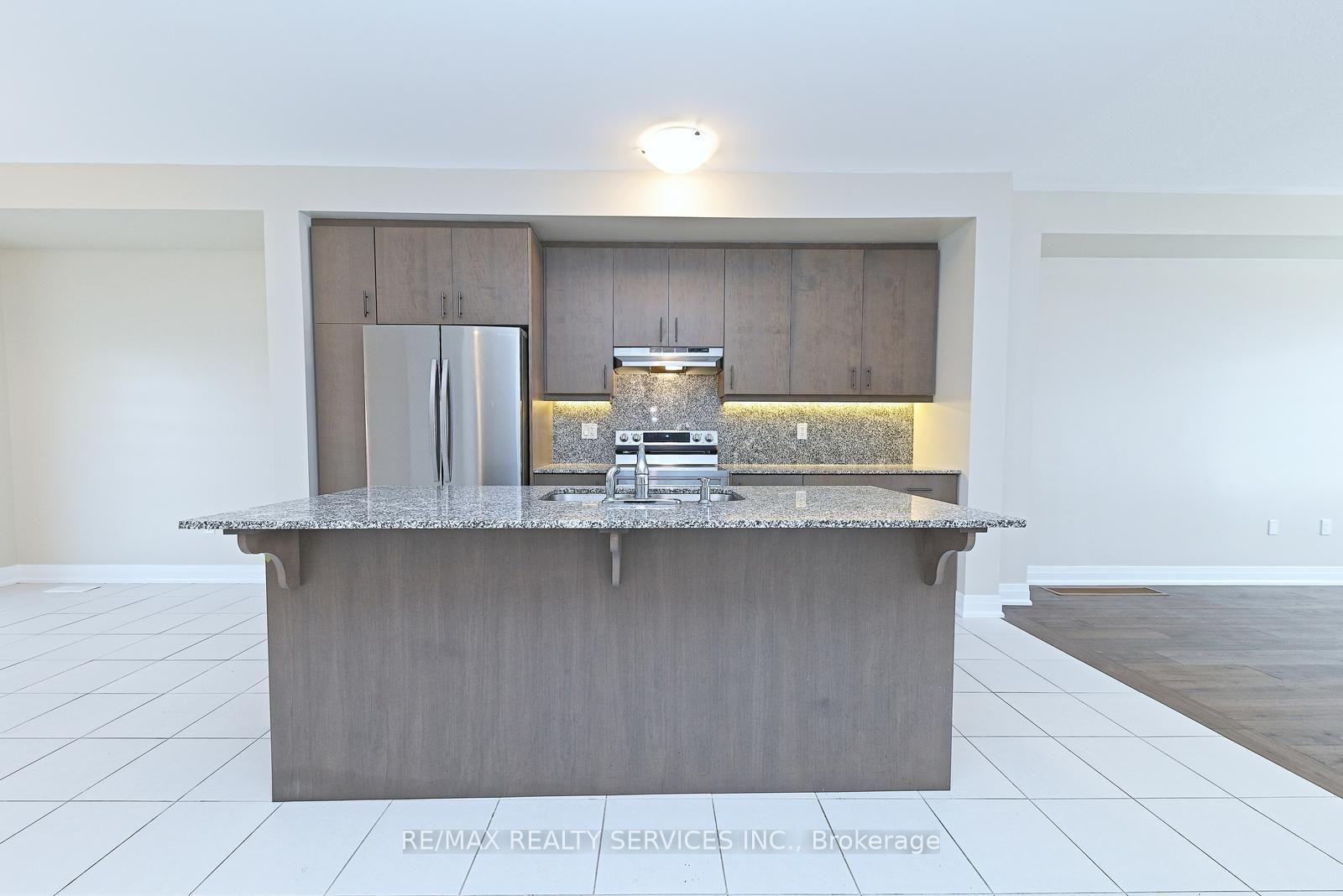 Photo 14 of 52 Humberstone Drive, Halton Hills, Georgetown — HOMEH