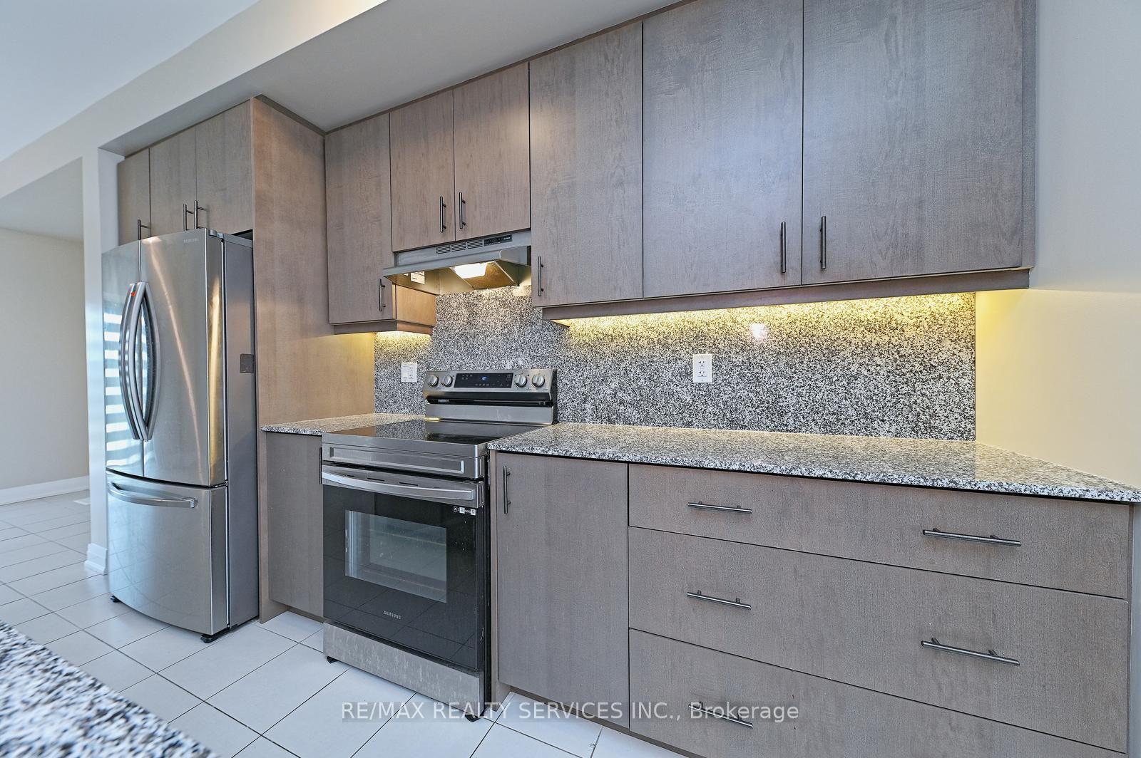 Photo 15 of 52 Humberstone Drive, Halton Hills, Georgetown — HOMEH