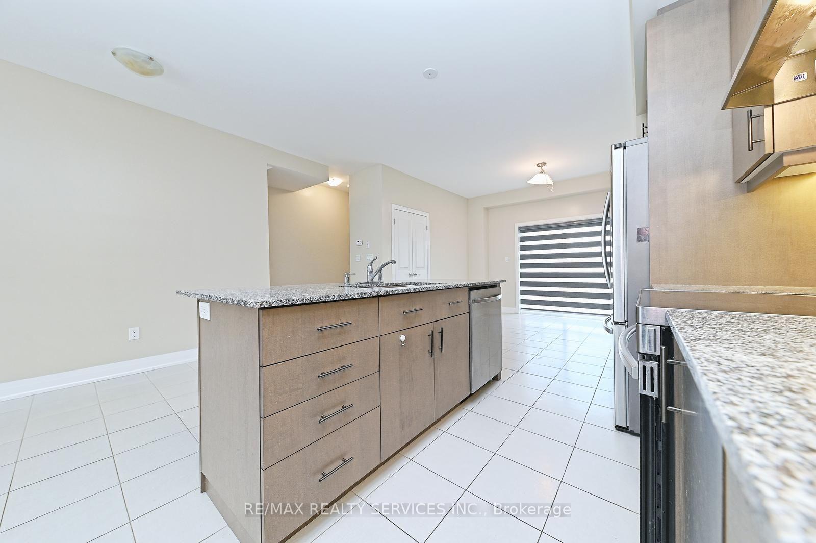 Photo 16 of 52 Humberstone Drive, Halton Hills, Georgetown — HOMEH