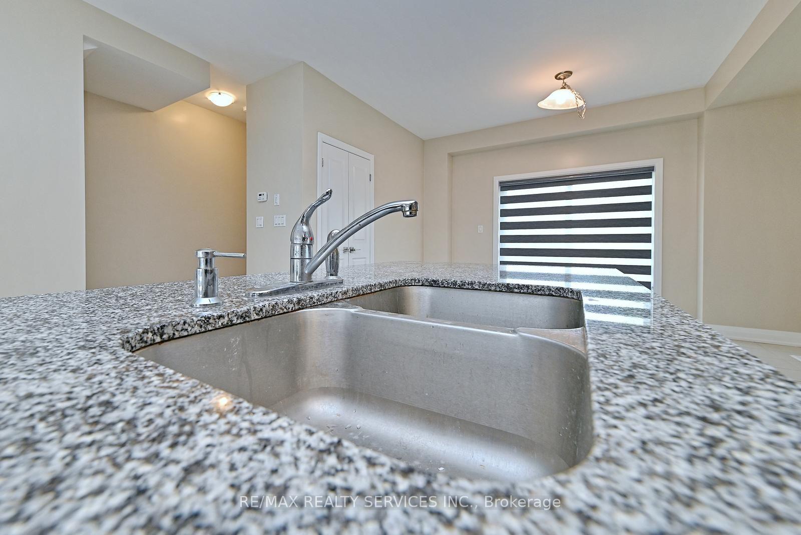 Photo 19 of 52 Humberstone Drive, Halton Hills, Georgetown — HOMEH