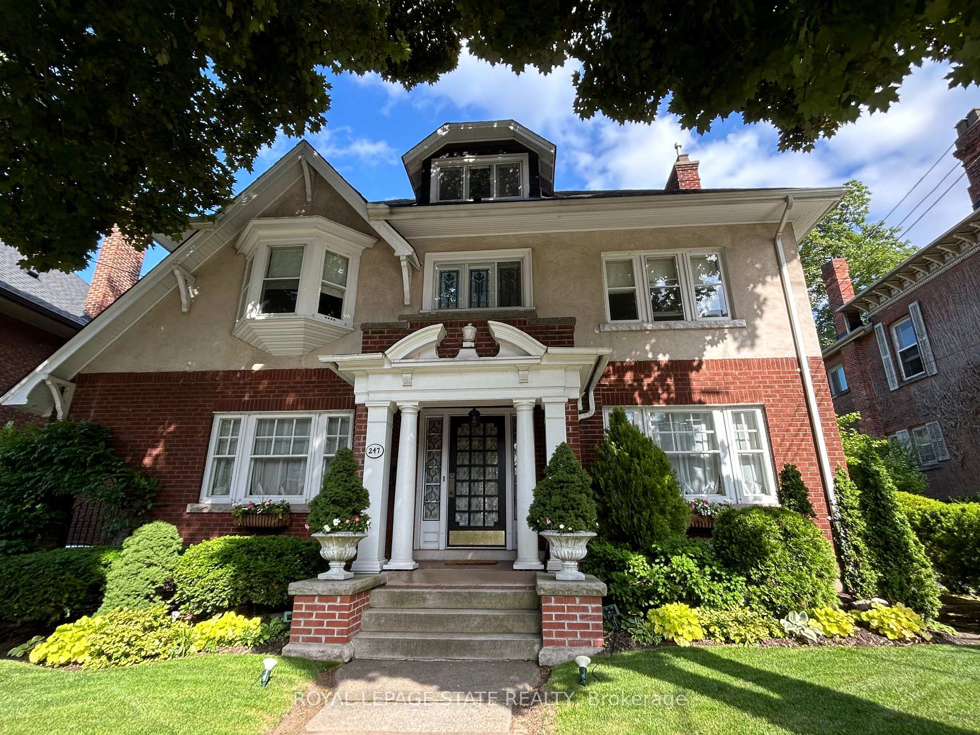Photo of 247 MacNab Street S