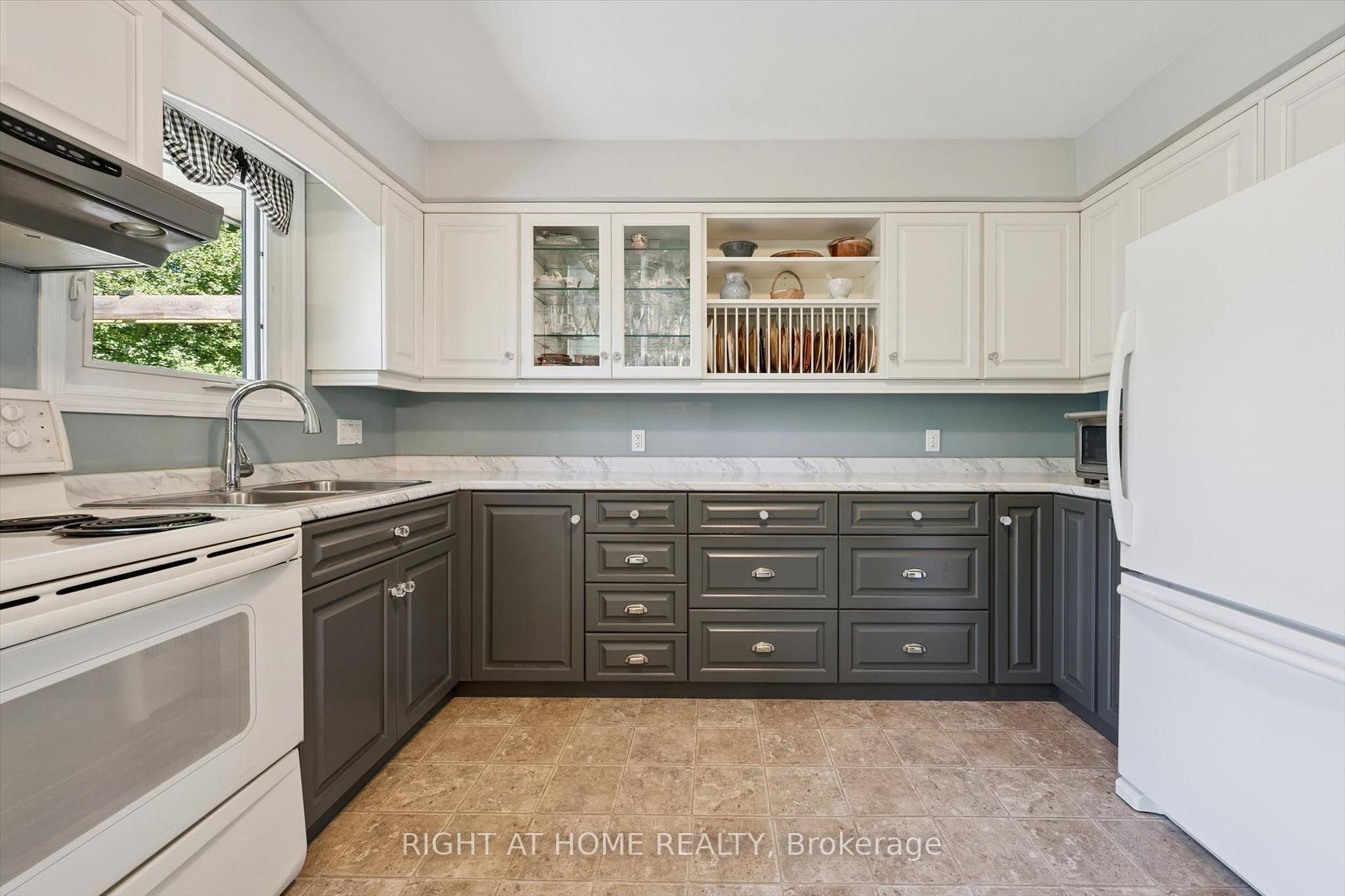 Photo 14 of 200 Cedarbrae Avenue, Waterloo, Lakeshore Village — HOMEH