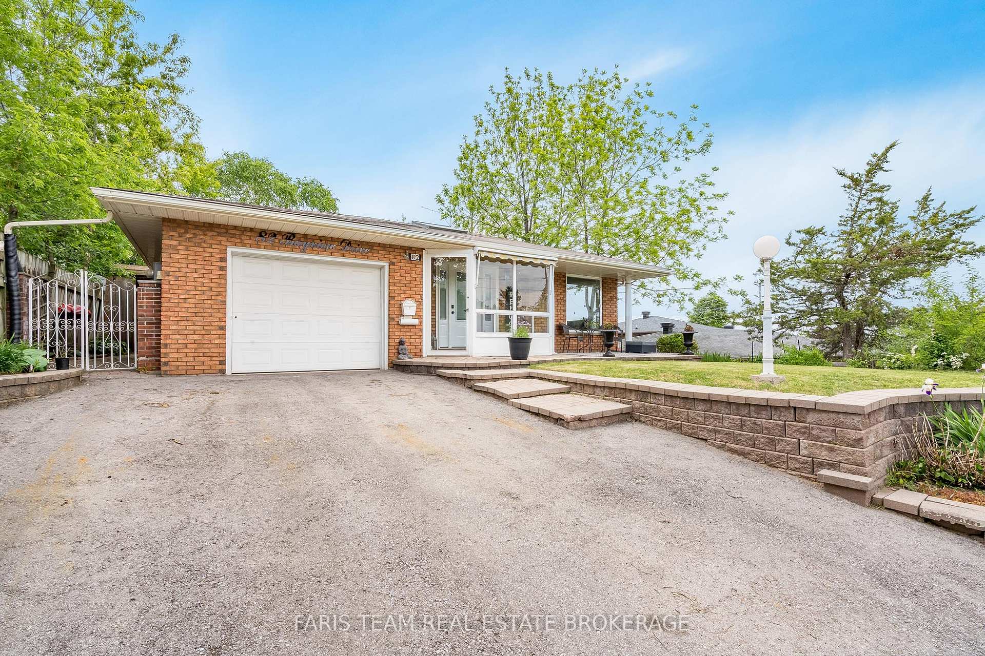 Photo 2 of 82 Bayview Drive, Barrie, Allandale Heights — HOMEH