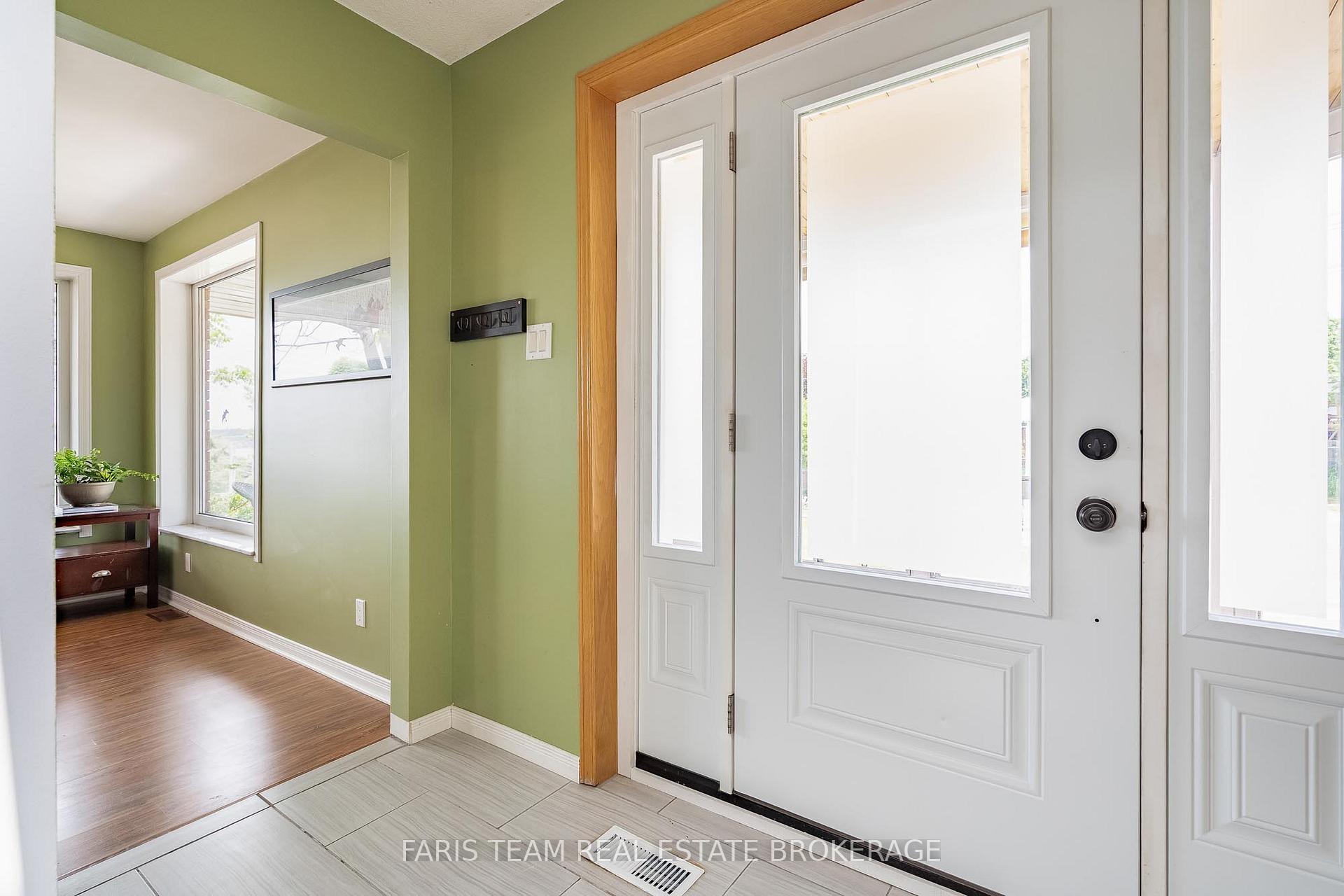 Photo 4 of 82 Bayview Drive, Barrie, Allandale Heights — HOMEH