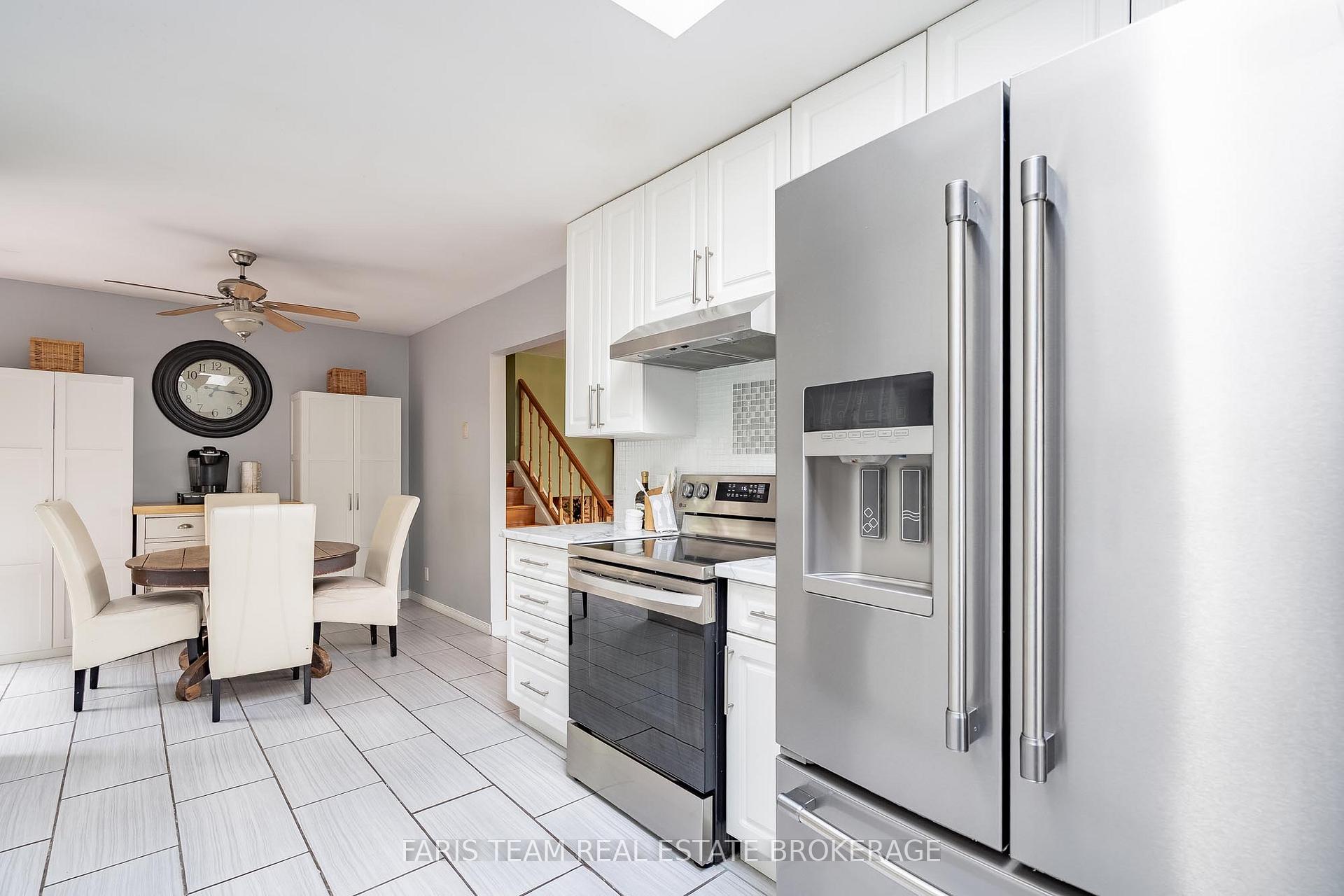 Photo 5 of 82 Bayview Drive, Barrie, Allandale Heights — HOMEH