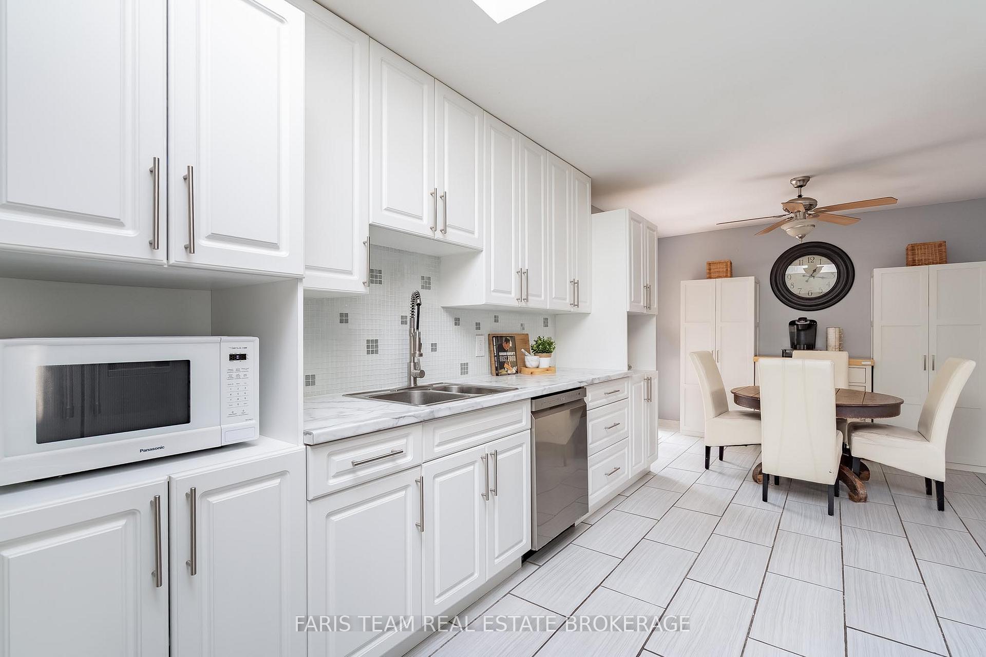 Photo 6 of 82 Bayview Drive, Barrie, Allandale Heights — HOMEH