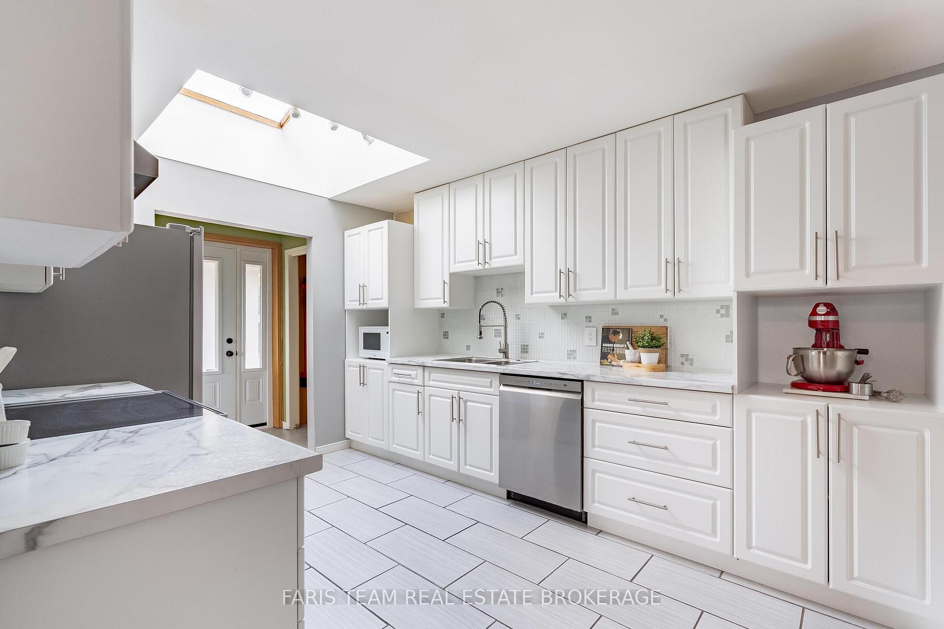 Photo 7 of 82 Bayview Drive, Barrie, Allandale Heights — HOMEH