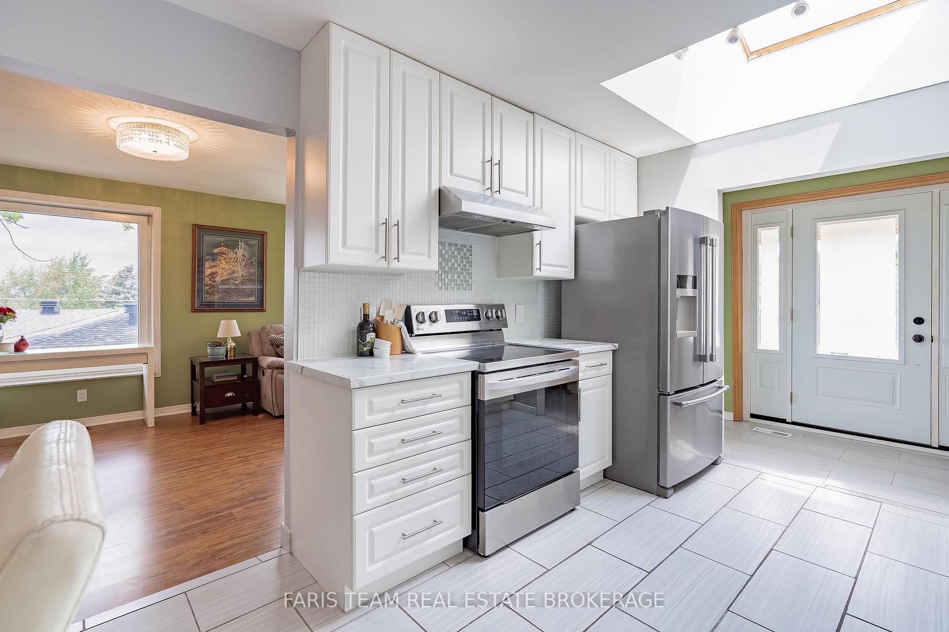 Photo 8 of 82 Bayview Drive, Barrie, Allandale Heights — HOMEH
